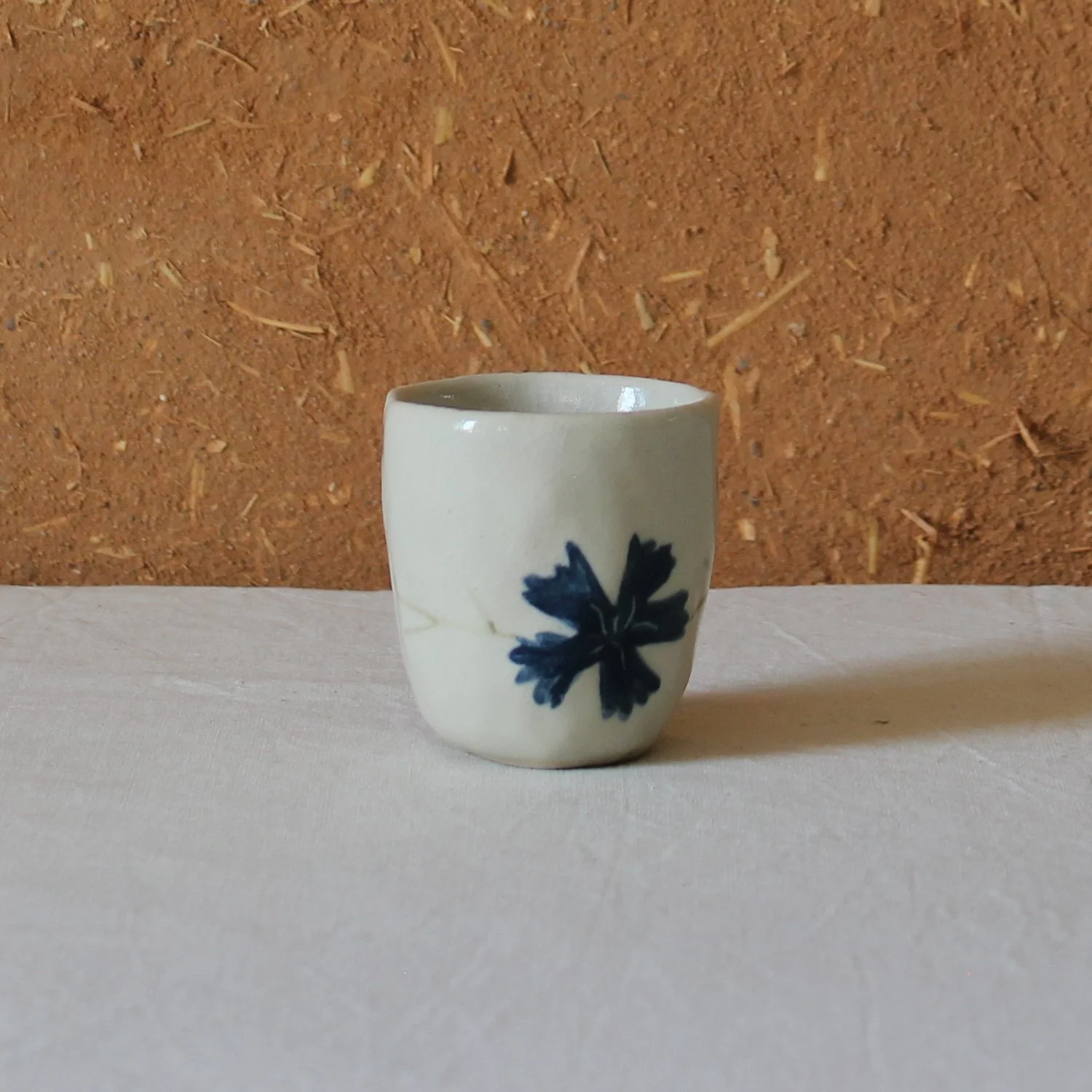  Tasse à café en grès motif bleuet (peinture), création artisanale à Nanteau-sur-Lunain 