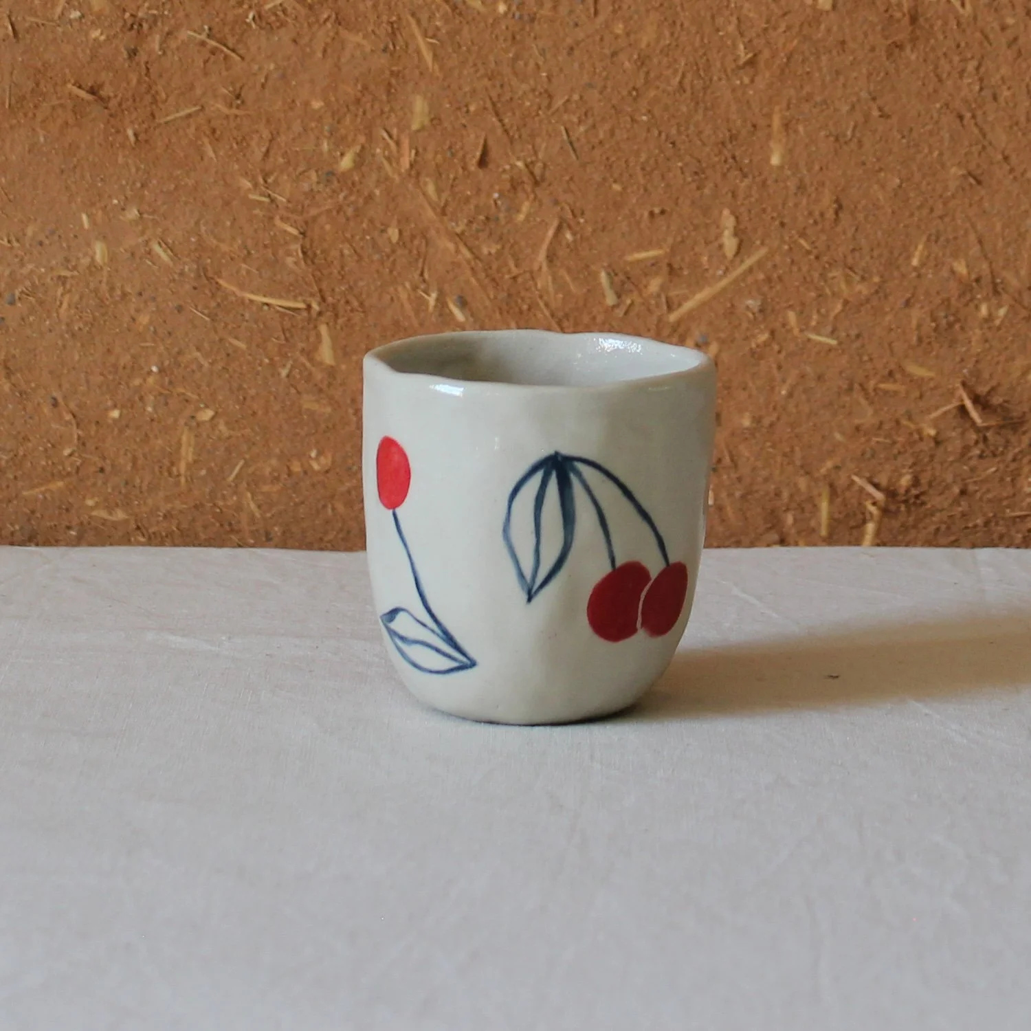  Tasse à café en grès motif cerise (peinture), création artisanale à Nanteau-sur-Lunain 