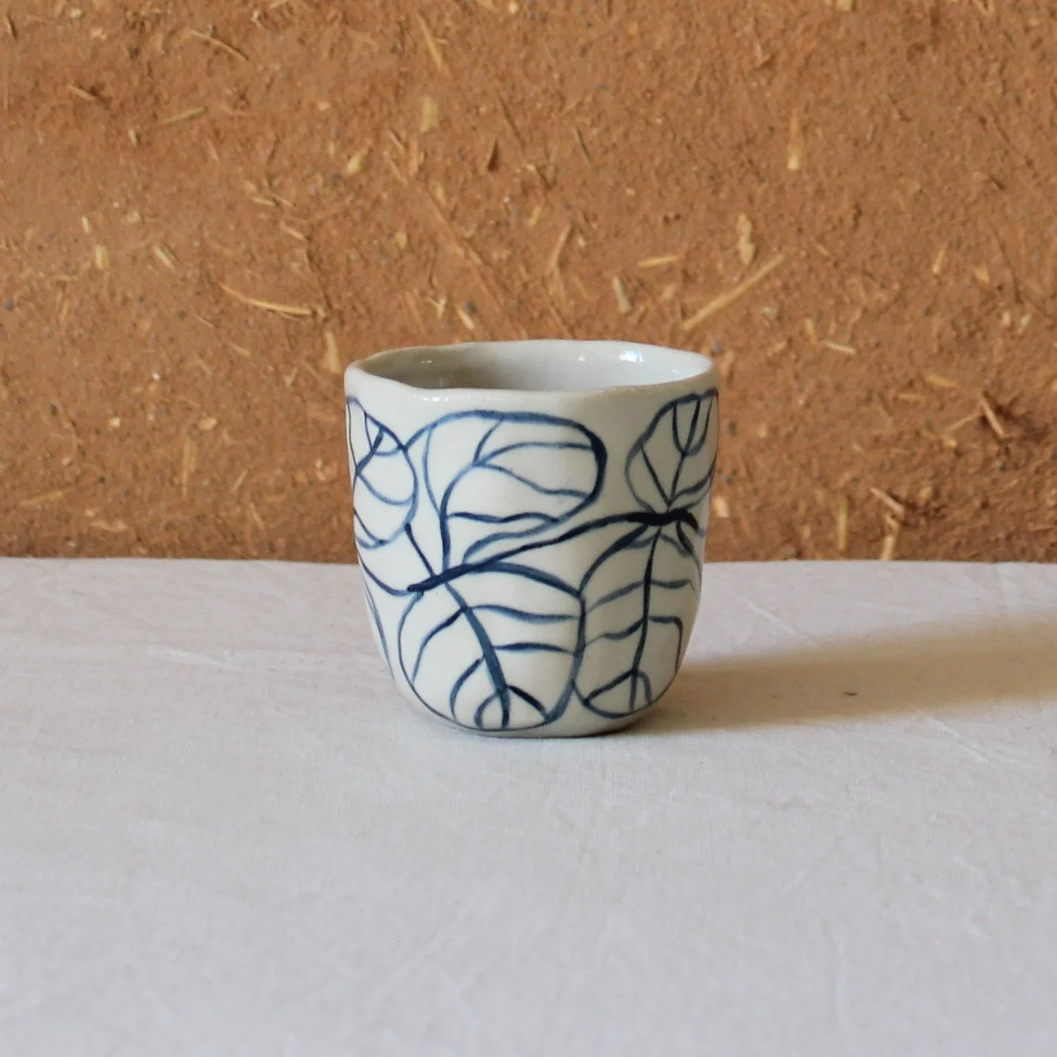  Tasse à café en grès motif eucalyptus (peinture), création artisanale à Nanteau-sur-Lunain 