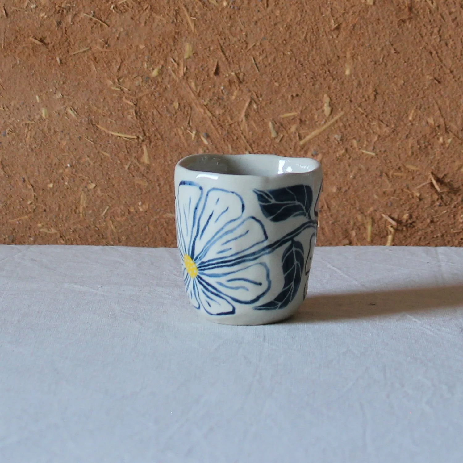  Tasse à café en grès motif floral (peinture), création artisanale à Nanteau-sur-Lunain 