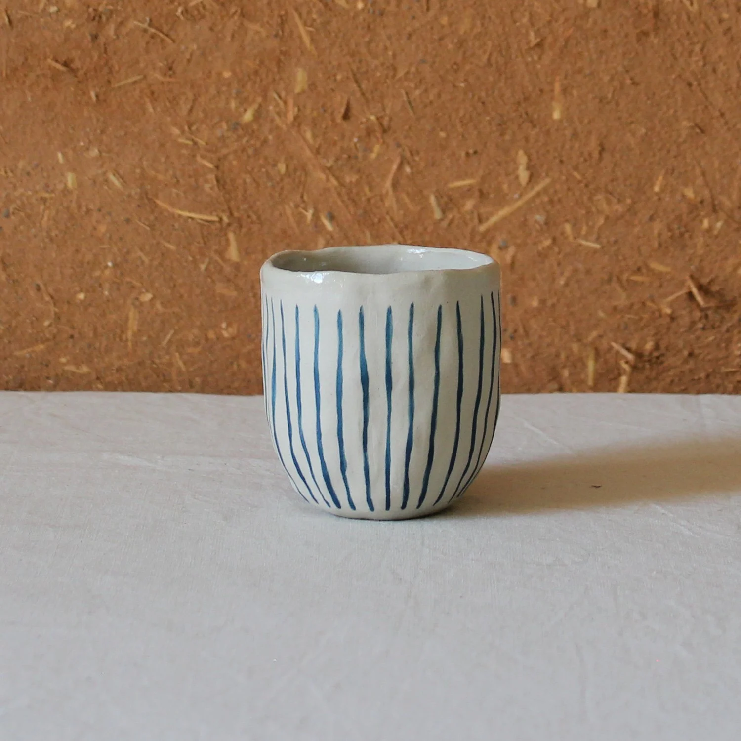  Tasse à café en grès motif rayures (sgraffito), création artisanale à Nanteau-sur-Lunain 