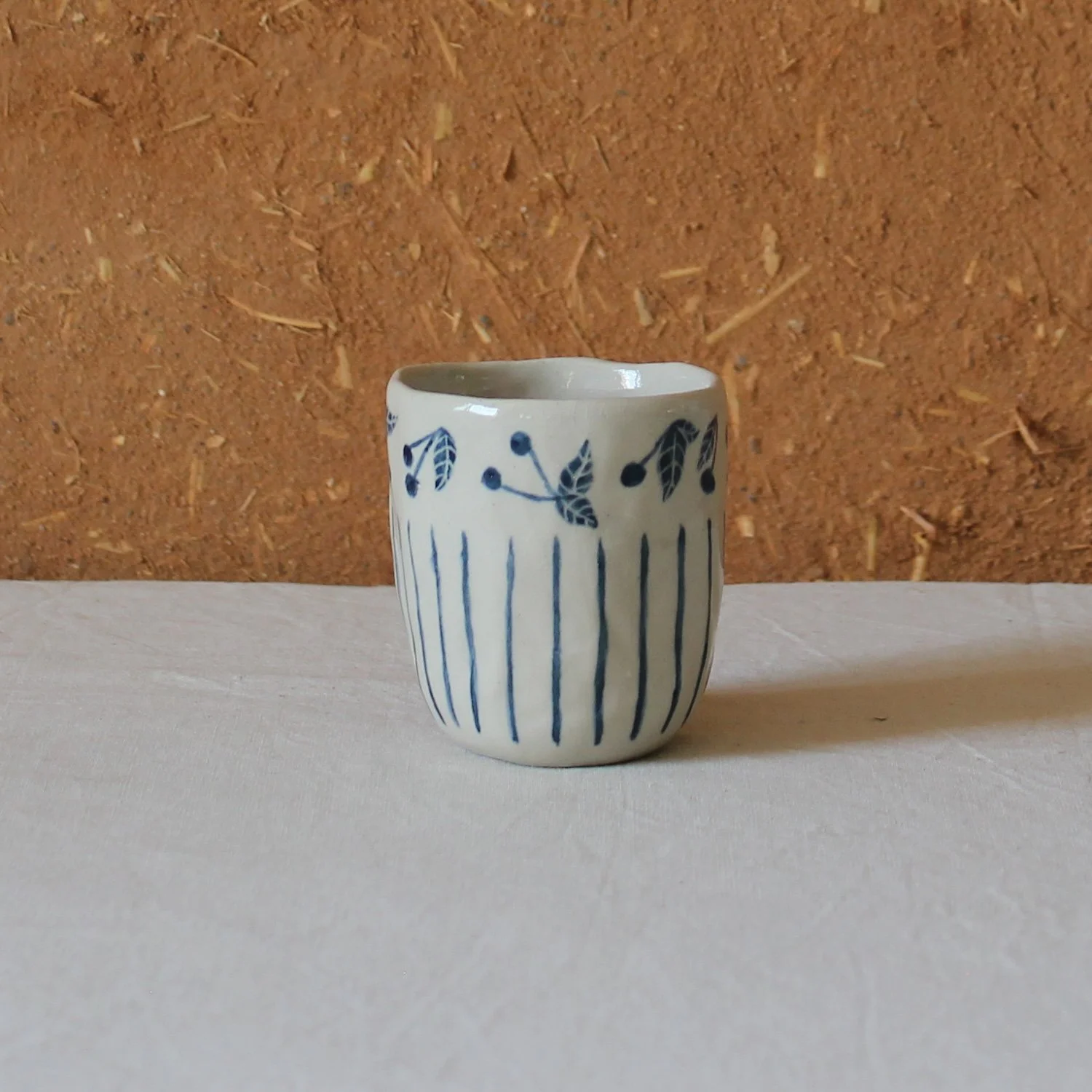  Tasse à café en grès motif rayures et cerises (peinture), création artisanale à Nanteau-sur-Lunain 