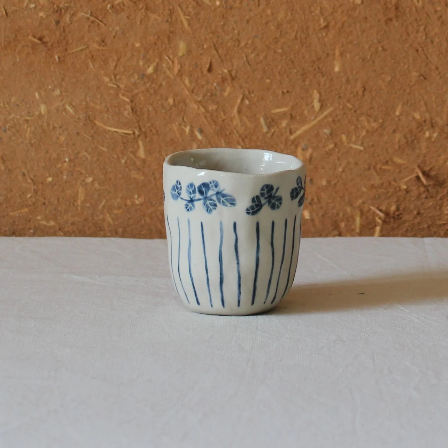  Tasse à café en grès motif rayures et eucalyptus (peinture), création artisanale à Nanteau-sur-Lunain 