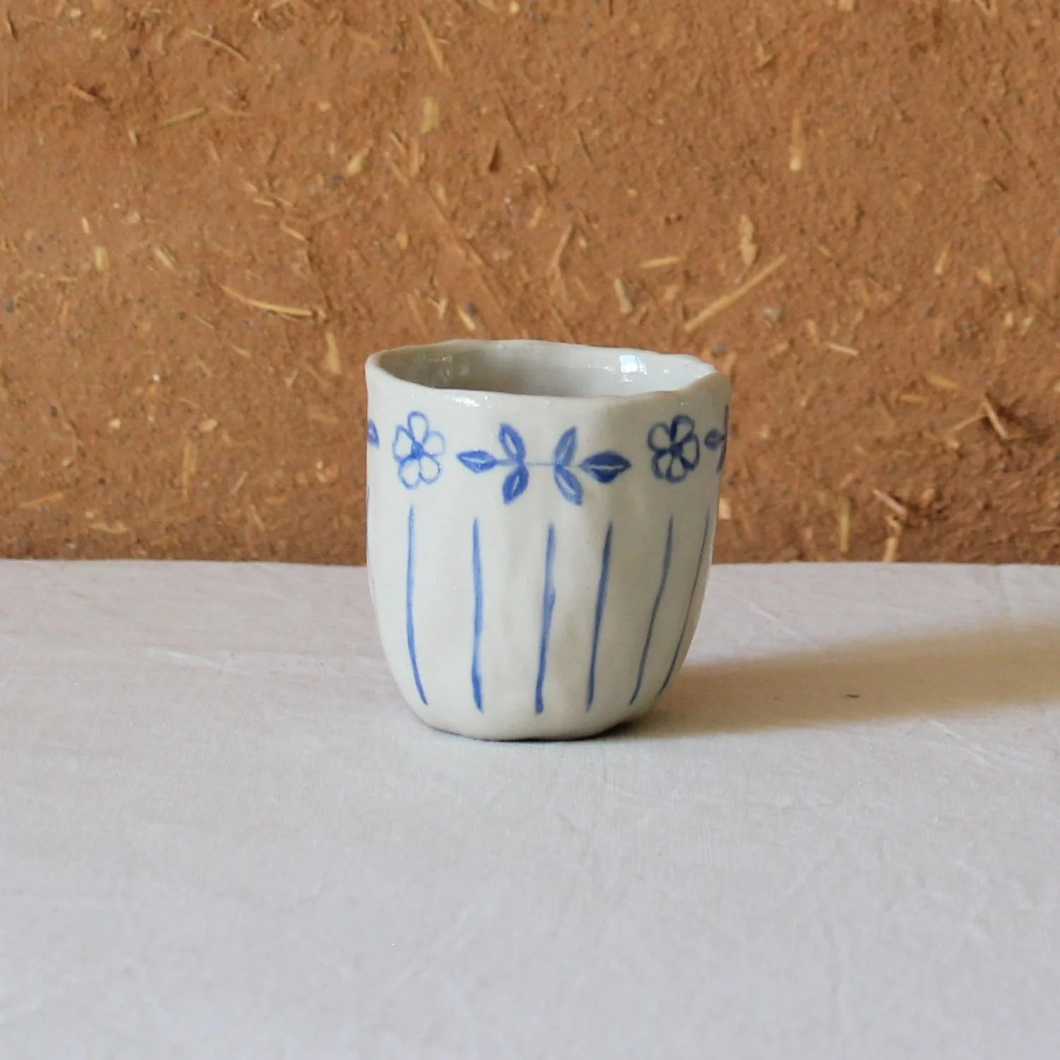  Tasse à café en grès motif rayures et fleurs (peinture), création artisanale à Nanteau-sur-Lunain 