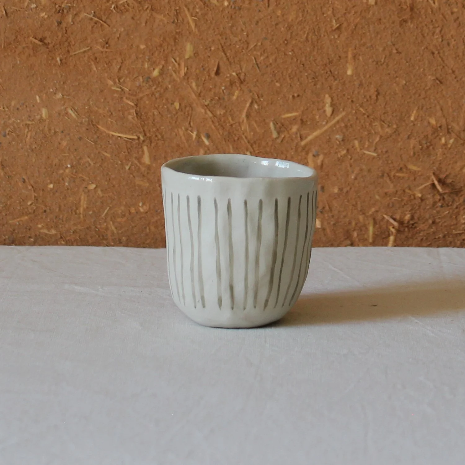  Tasse à café en grès motif rayures (sgraffito), création artisanale à Nanteau-sur-Lunain 