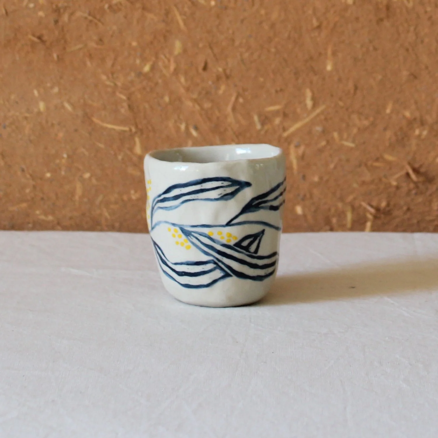  Tasse à café en grès motif saule (peinture), création artisanale à Nanteau-sur-Lunain 