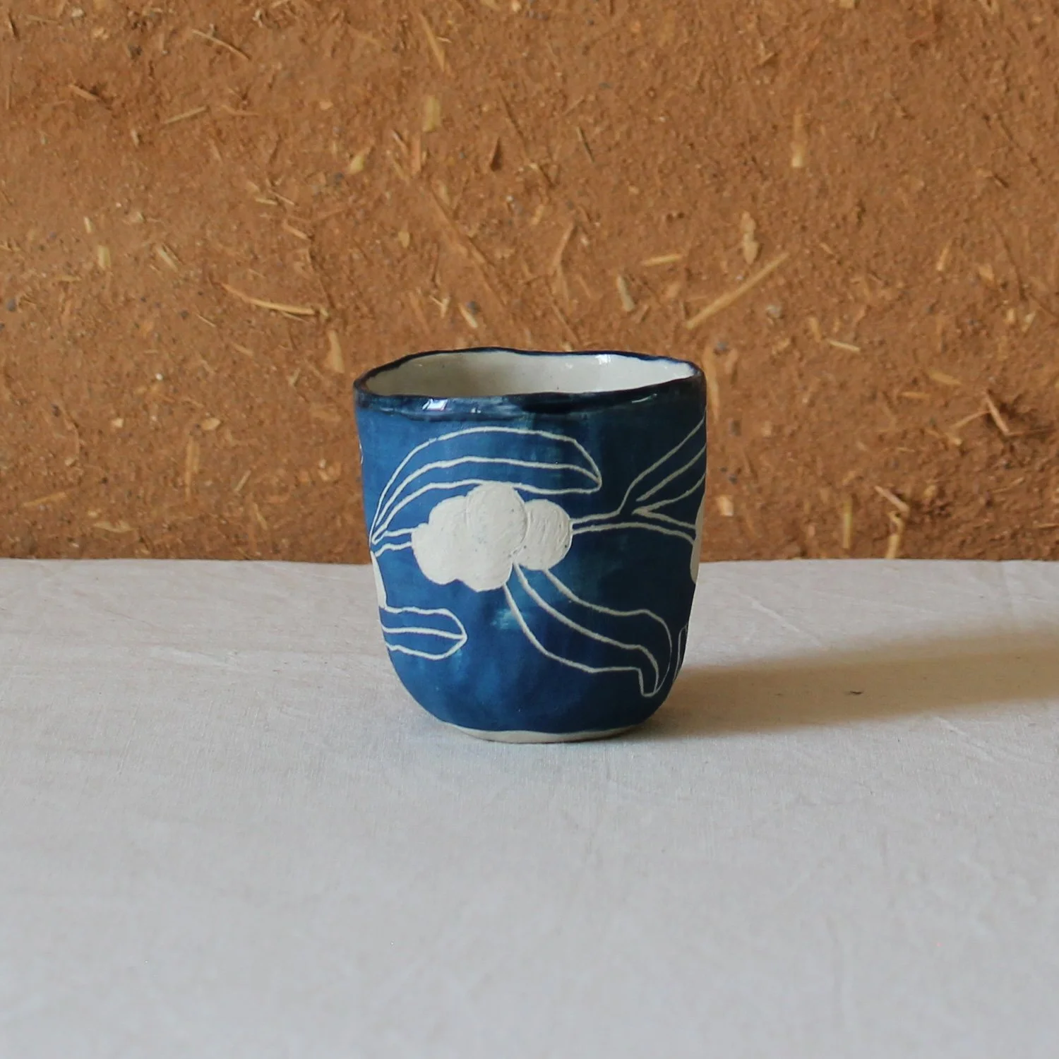  Tasse à café en grès motif argousier (sgraffito), création artisanale à Nanteau-sur-Lunain 
