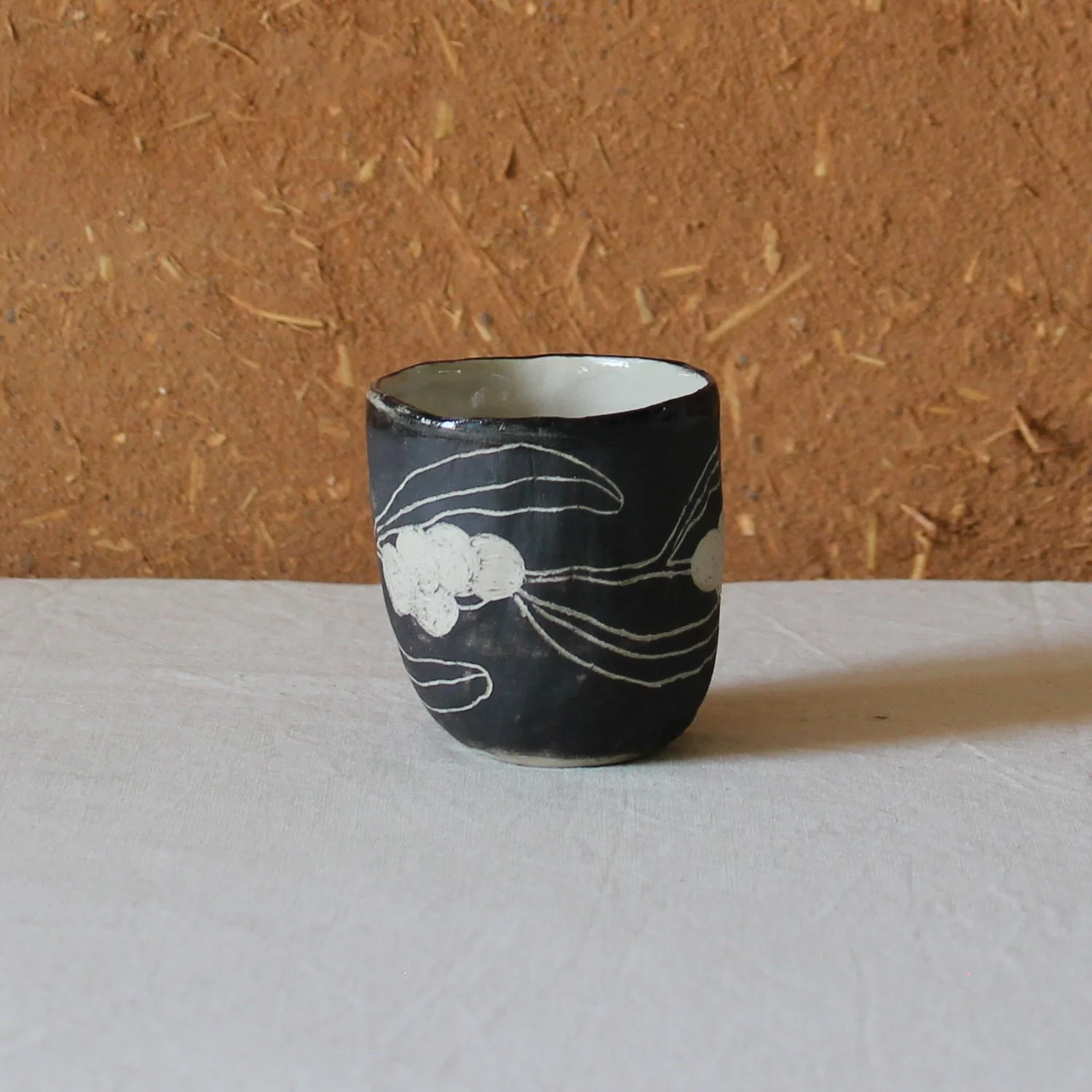  Tasse à café en grès motif argousier (sgraffito), création artisanale à Nanteau-sur-Lunain 