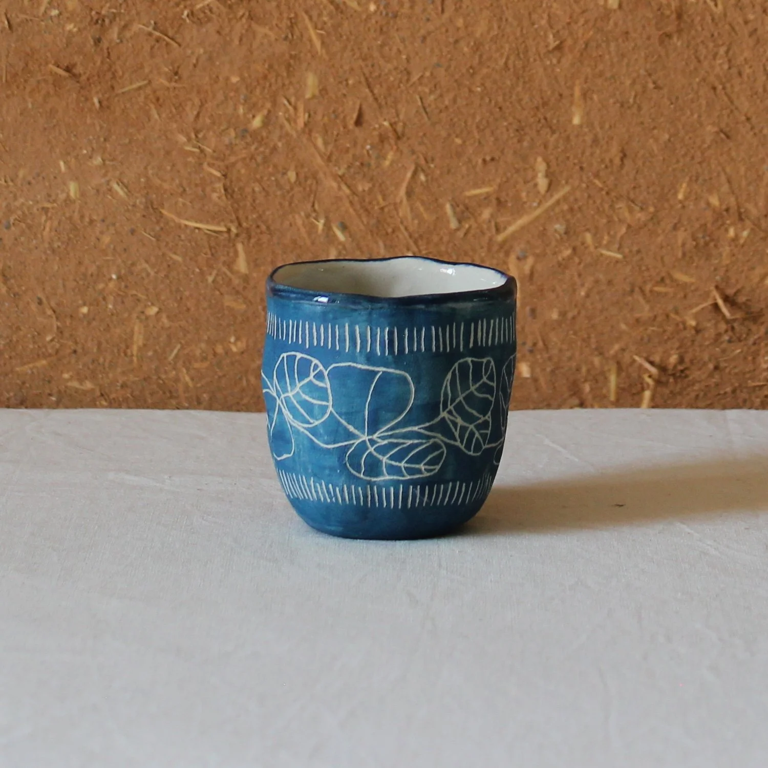  Tasse à café en grès motif eucalyptus (sgraffito), création artisanale à Nanteau-sur-Lunain 