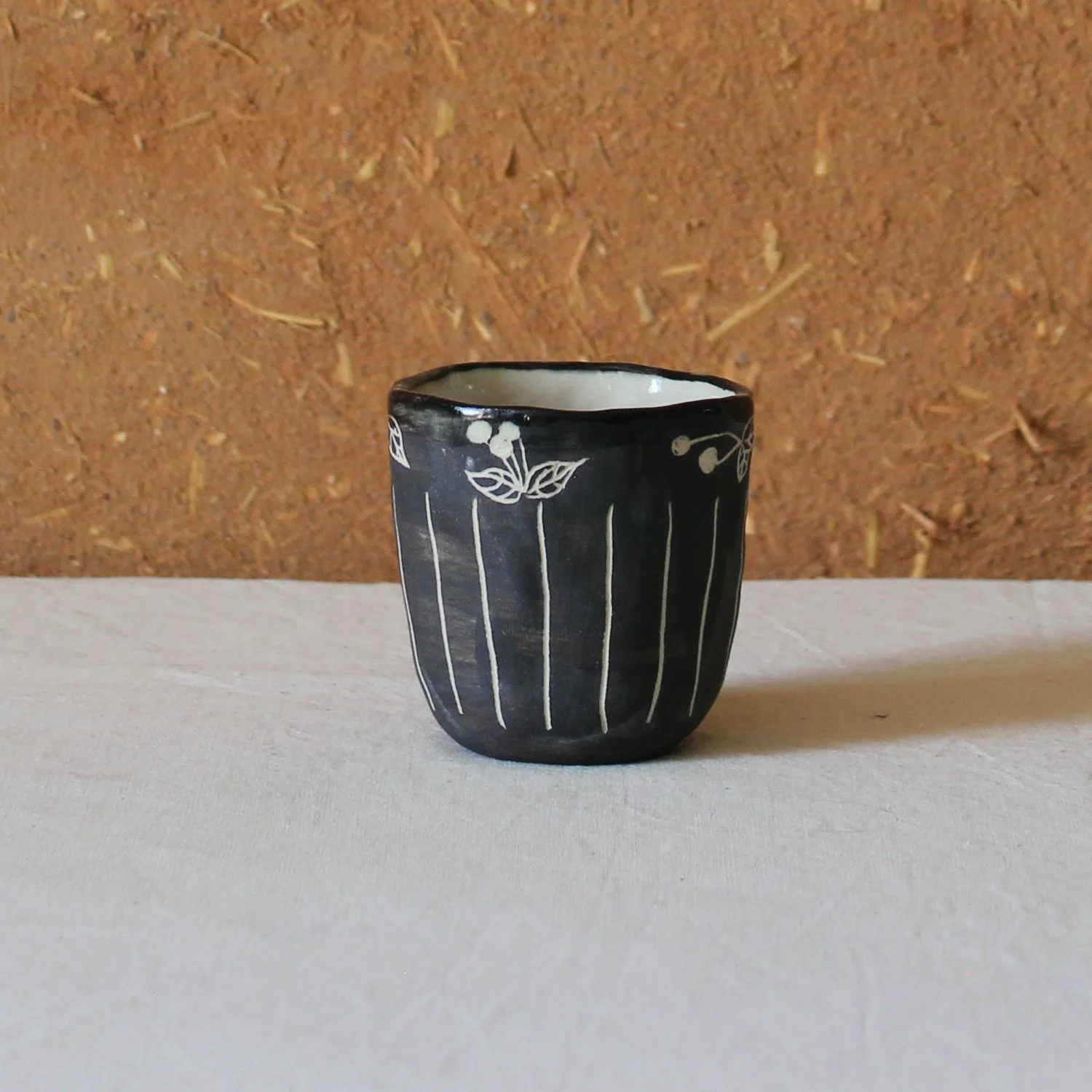  Tasse à café en grès motif rayures et cerises (peinture), création artisanale à Nanteau-sur-Lunain 