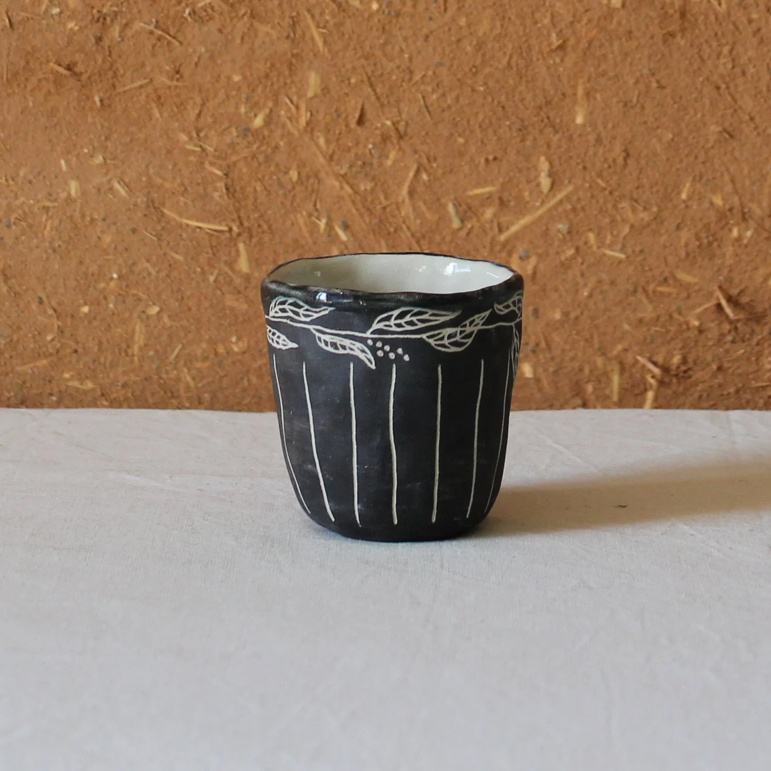  Tasse à café en grès motif rayures et saules (peinture), création artisanale à Nanteau-sur-Lunain 