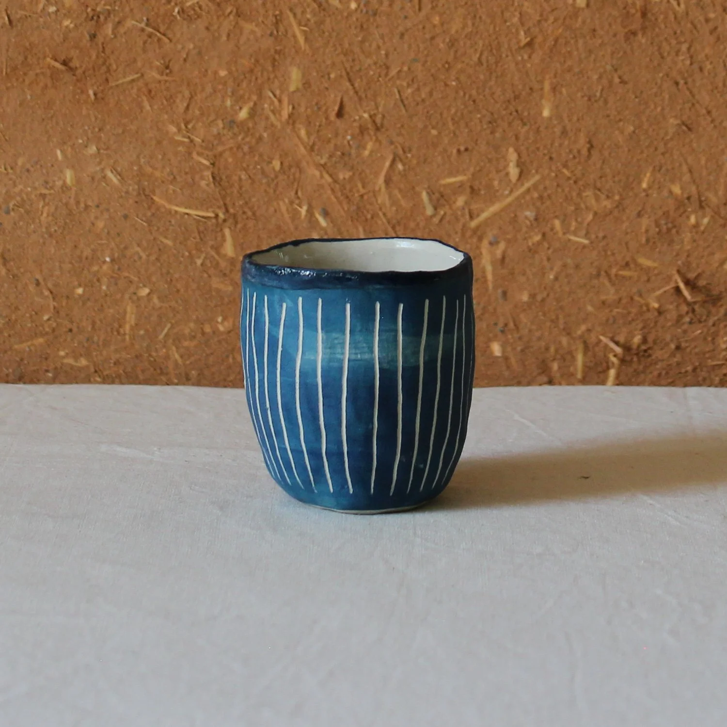  Tasse à café en grès motif rayures (sgraffito), création artisanale à Nanteau-sur-Lunain 