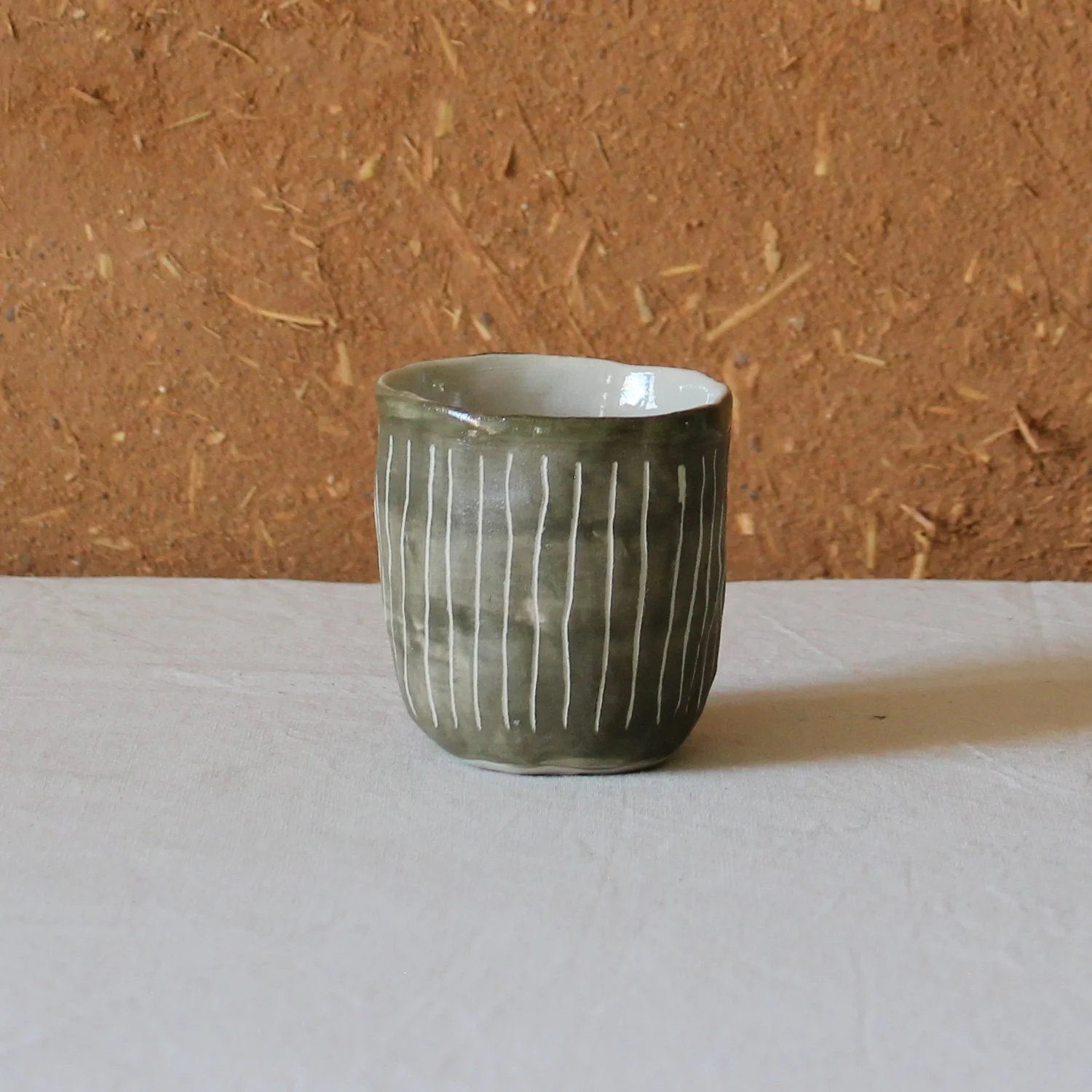  Tasse à café en grès motif rayures (sgraffito), création artisanale à Nanteau-sur-Lunain 