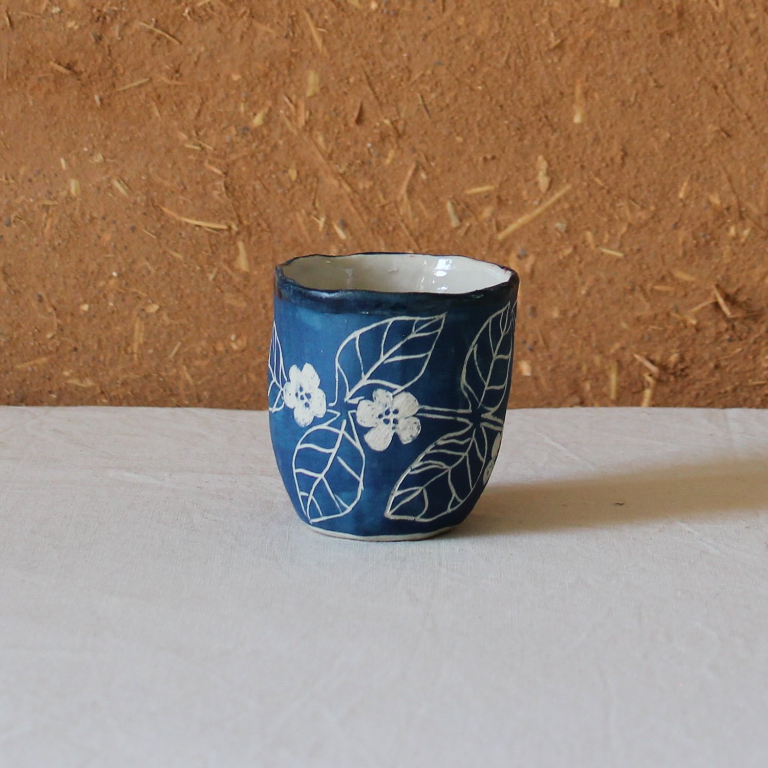  Tasse à café en grès motif rosier sauvage (sgraffito), création artisanale à Nanteau-sur-Lunain 