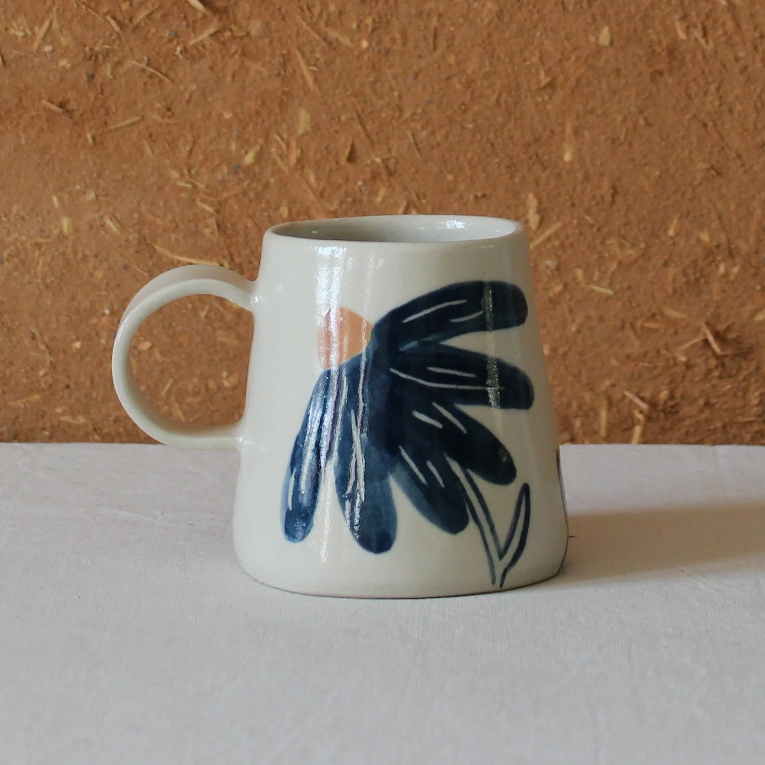  Vue de profil d’une tasse à anse conique à base large, en grès, motif Fleurs sauvages, création artisanale à Nanteau-sur-Lunain 