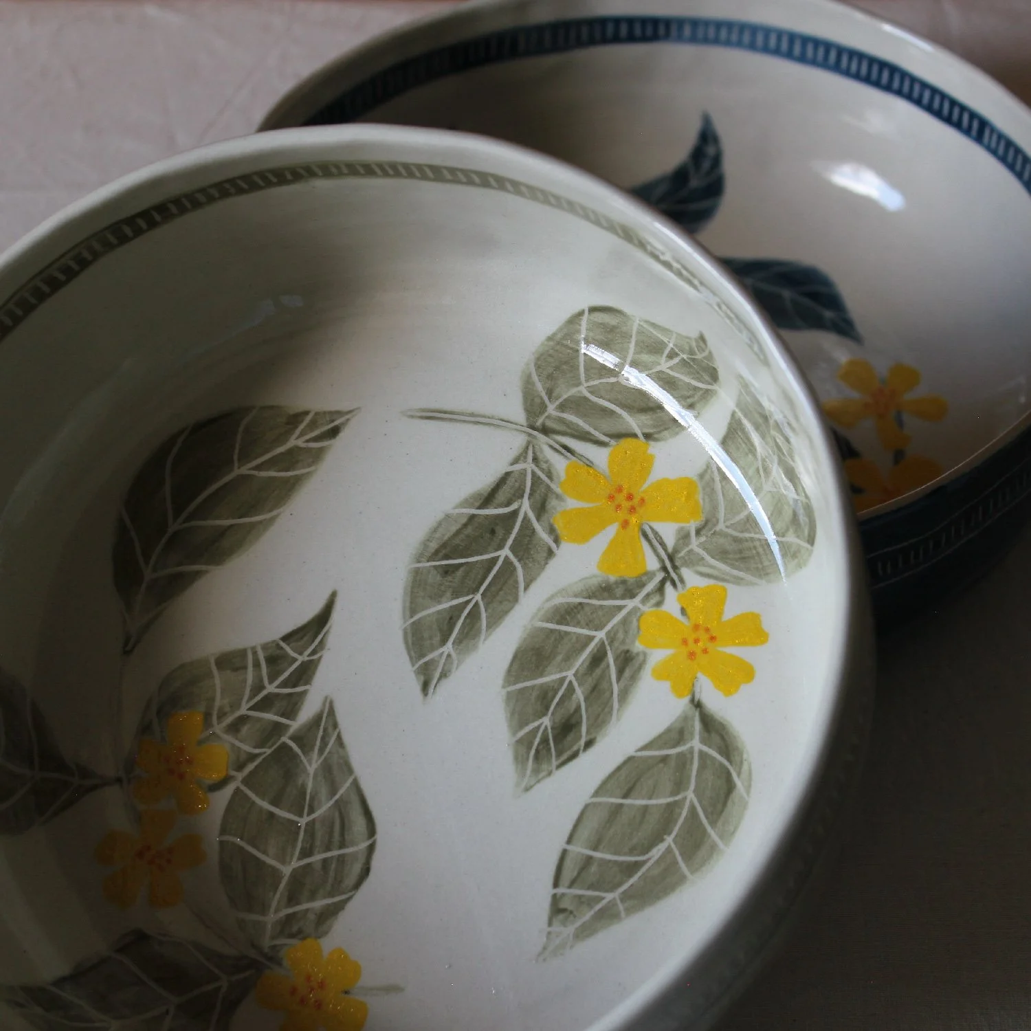 plat-duo-peinture-fleur-bleu-vert-jaune-nanteau-sur-lunain-02.jpg