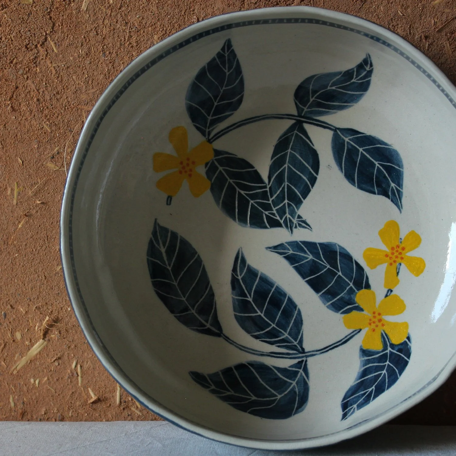 plat-peinture-fleur-bleu-jaune-nanteau-sur-lunain.jpg