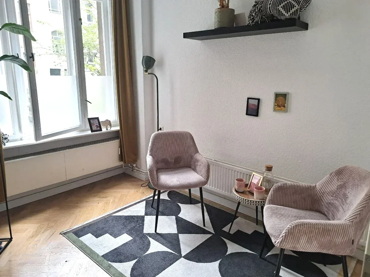 Heller Praxisraum von KörperWissen Therapie Berlin in Berlin-Neukölln