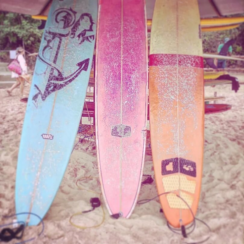 Throwback to a magic surftrip to Pipa, Brasil, last week 🇧🇷🏄🏾&zwj;♀️🏄🏼&zwj;♀️🏄🏼&zwj;♀️🏄🏾&zwj;♀️💙

Do you need to take your board with you?
I'm still not sure about the answer! As you can see, we finally rented boards with broken noses and 