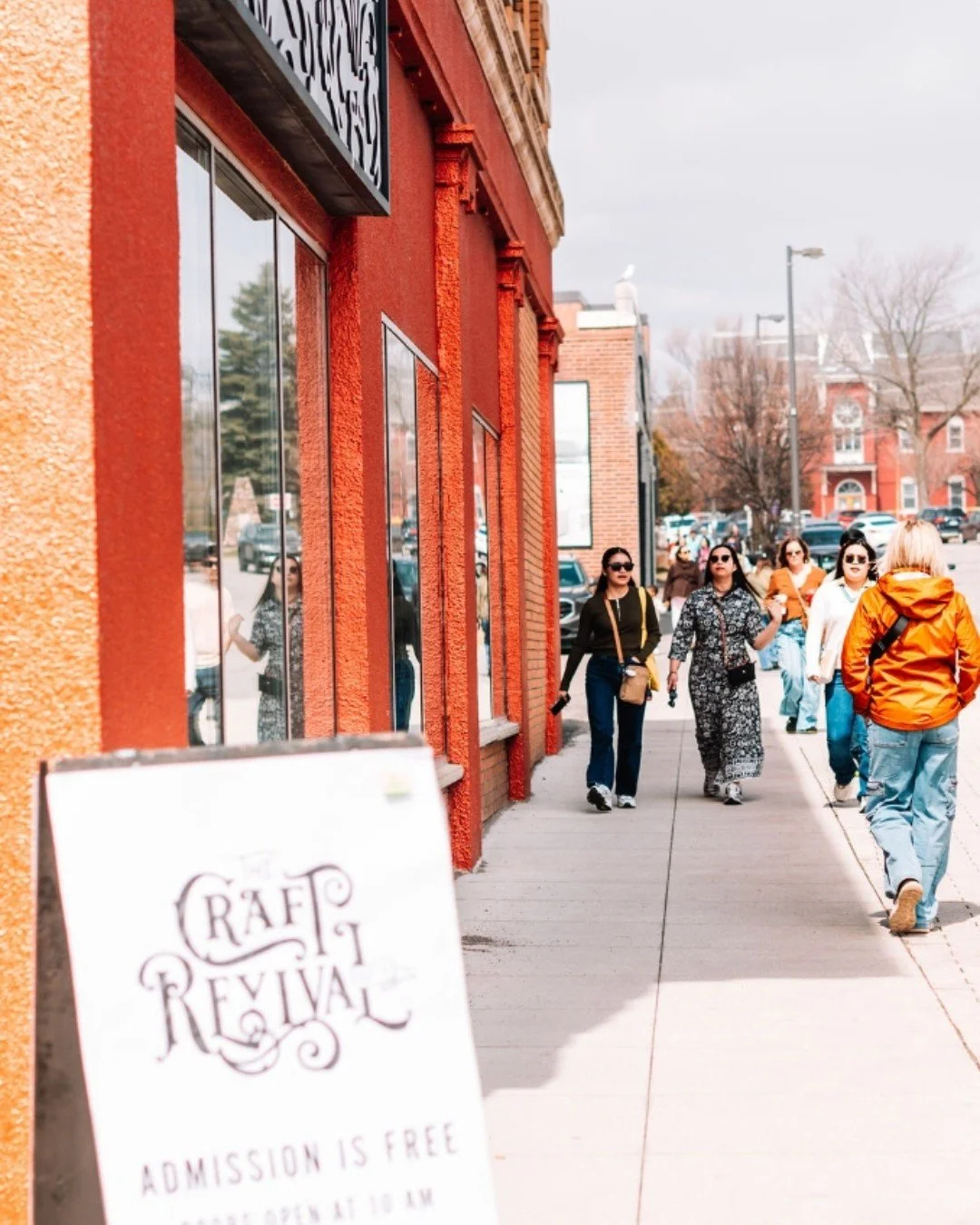 It&rsquo;s difficult to put into words the magic that Craft Revival brings to Thunder Bay, but @shannonleperephoto somehow captures the whimsy, creativity, and community spirit that make this event so special. 🌞

Where else can you find a hot air ba