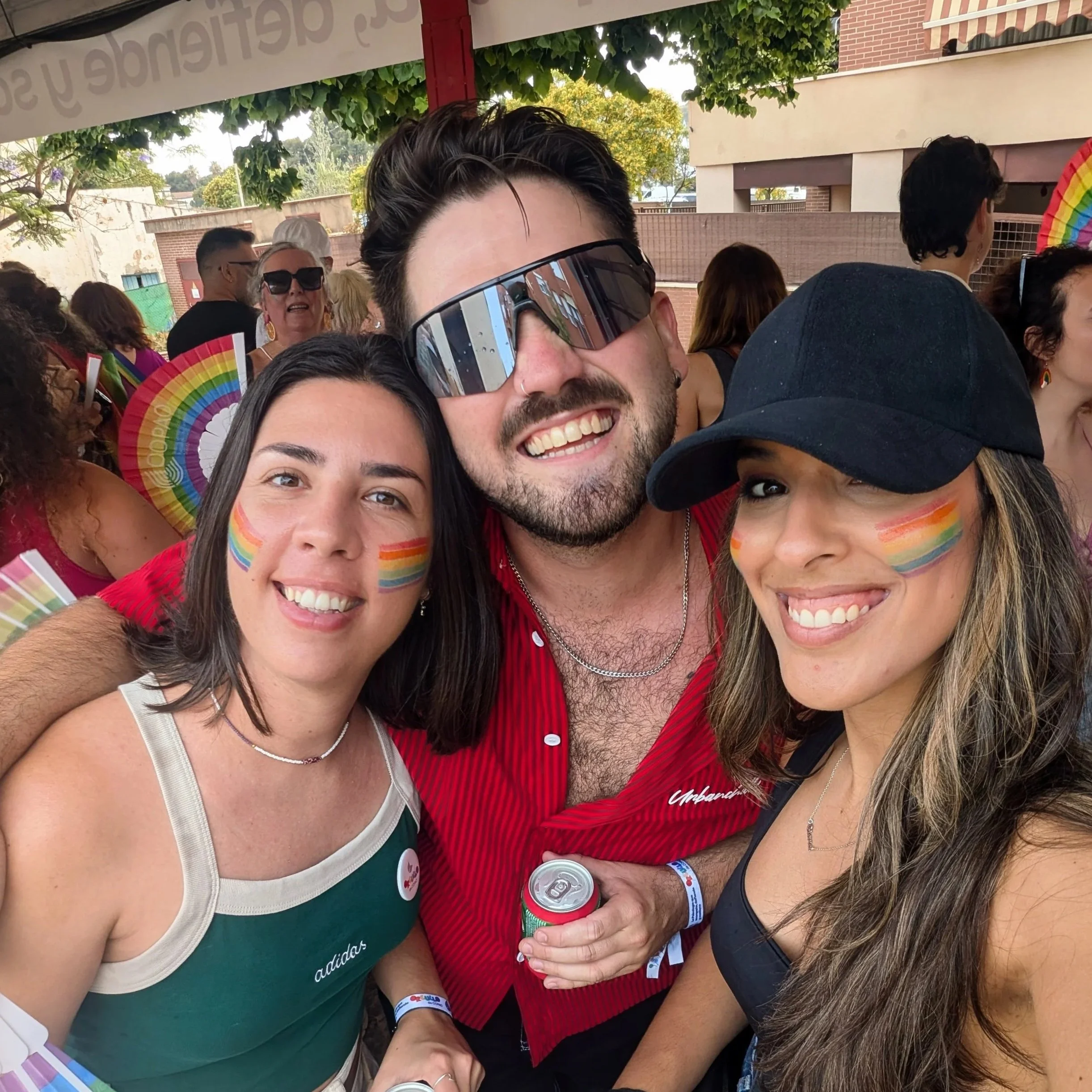 Con amigos celebrando el Pride de Torremolinos