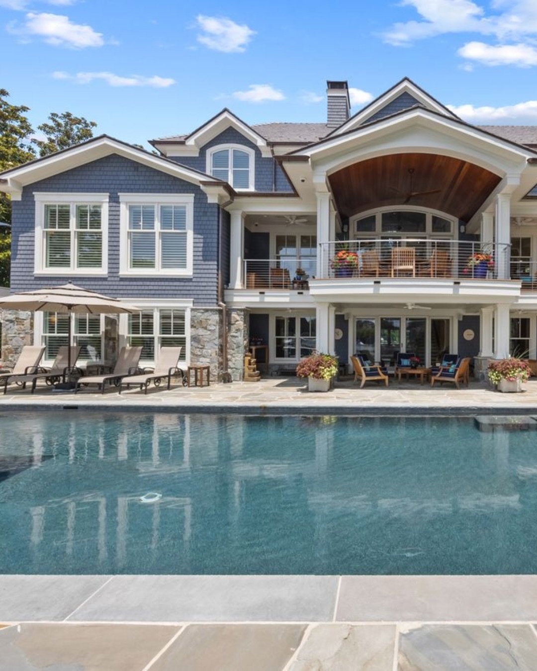 ⛵️🦀 Take a look at this dreamy backyard on the Chesapeake Bay.

My client already had all of this classic teak and navy outdoor furniture; they just needed help arranging it. I got to work on the layout and positioning, creating distinct living and 