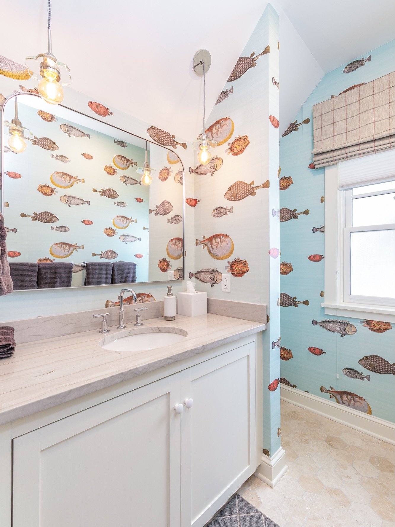 The weather can do whatever it wants outside. In here, it&rsquo;s always 75 and sunny! 🐠

This wallpaper by @cole_and_son_wallpapers is always a favorite and those fish illustrations are the reason why. They each have their own poisson-ality. 🤭

To