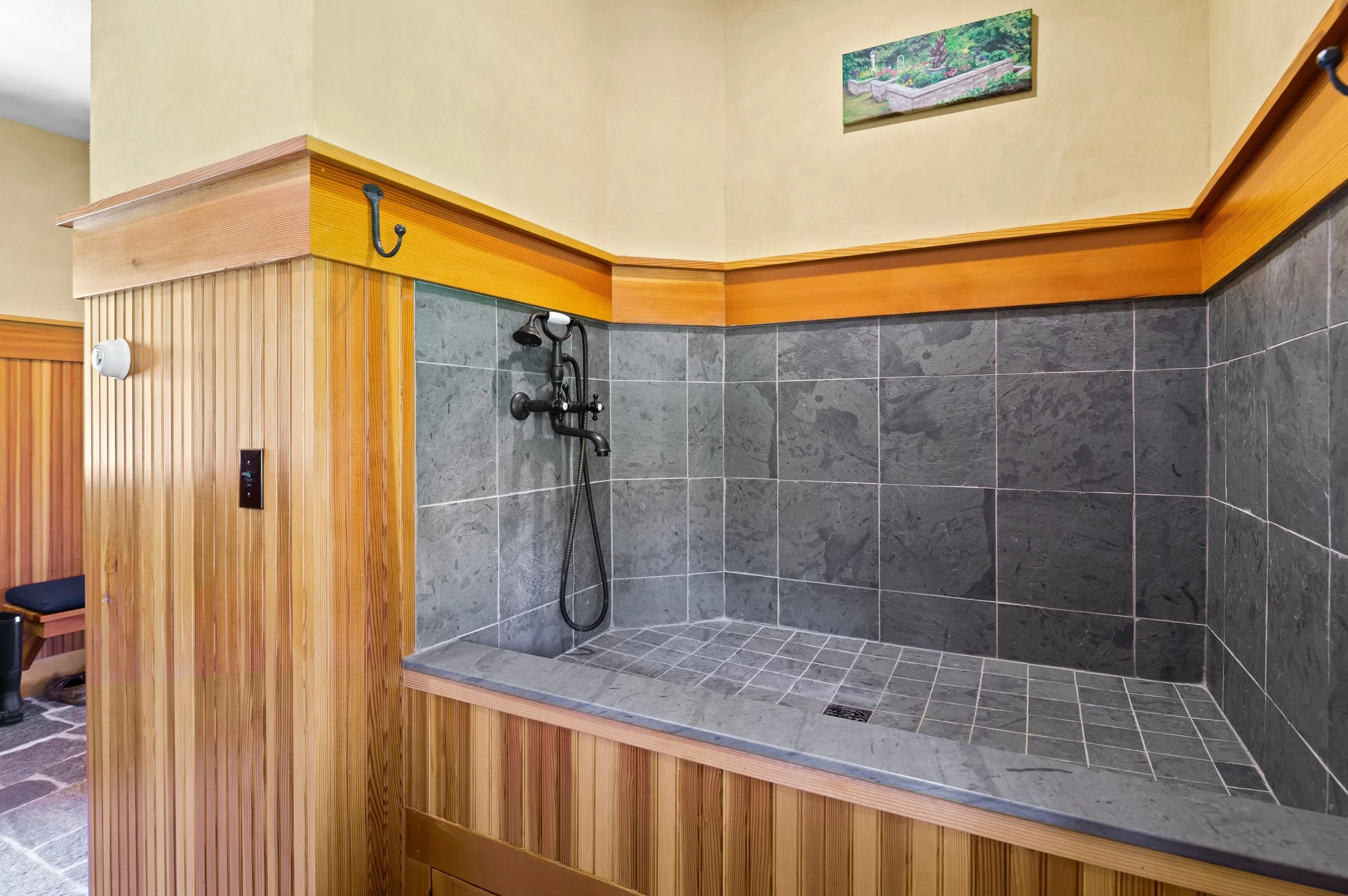 Built for the dog but loved by ALL 🙌

This slate dog wash earns every inch of its square footage &mdash; use it for garden harvests, muddy cleats, flower trimming, post-hike cleanup, and whatever messes life throws at you next.

Slate is durable, lo