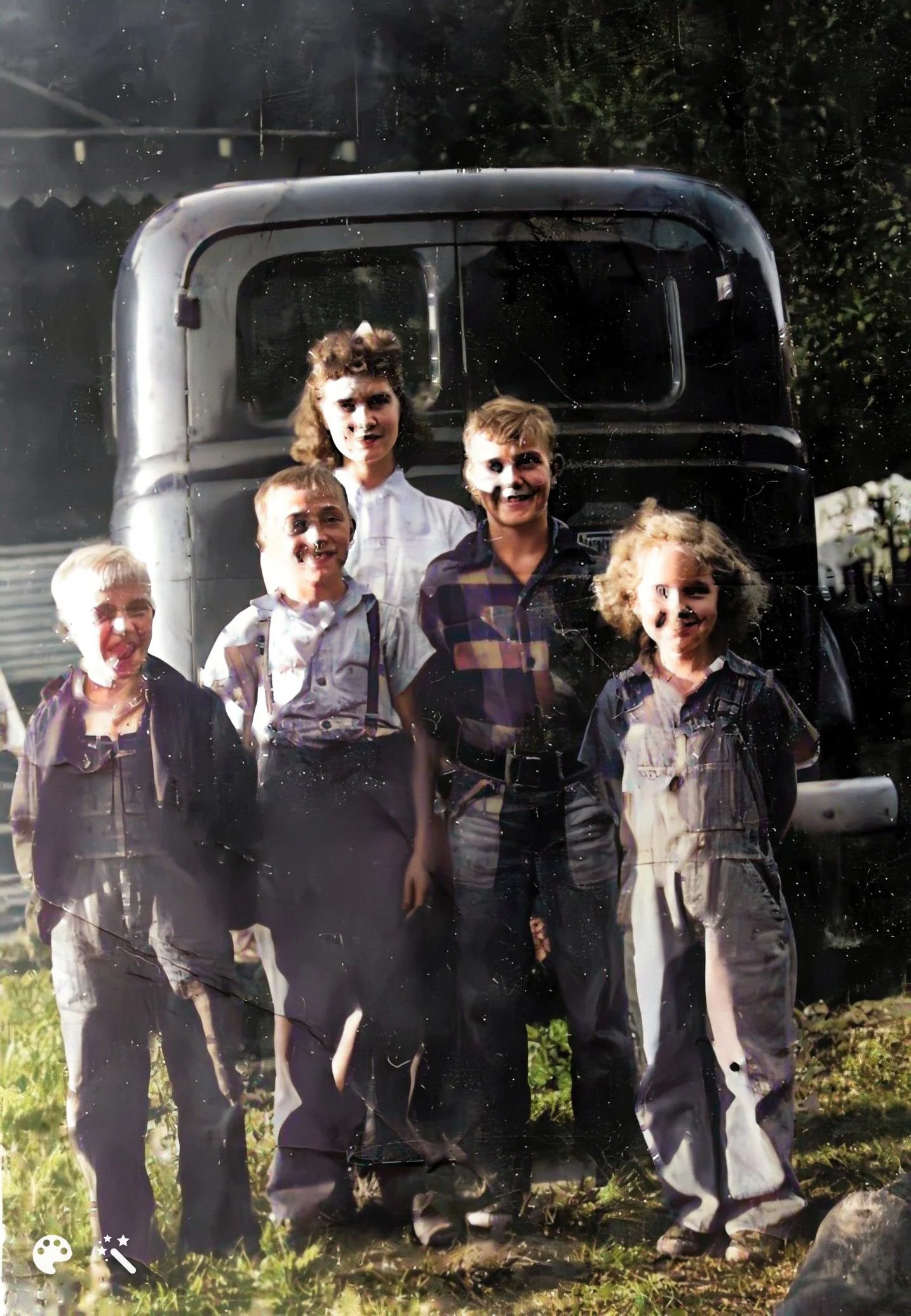 Nancy Lee Kiser, abt 1939. Don next to Nancy? Unknown kids. Bentree, WV.