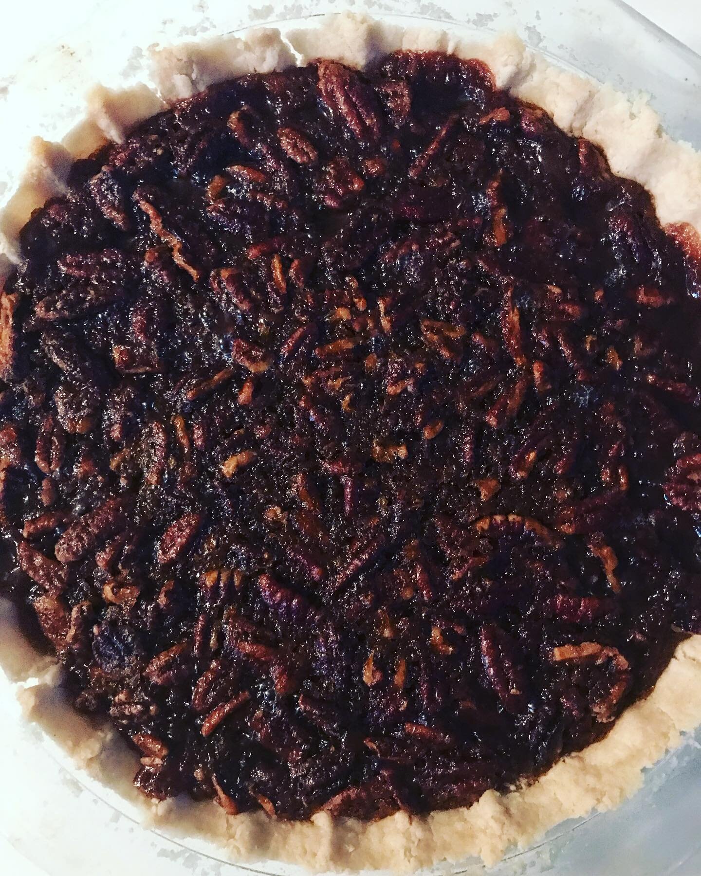 #vegan#glutenfree#pecanpie 💕 I honestly wasn&rsquo;t sure how this was going to turn out but it&rsquo;s good, really good. I kept the first one and made another for here haha. 🤤 If you forgot you have somebody with a special diet stopping by I&rsqu