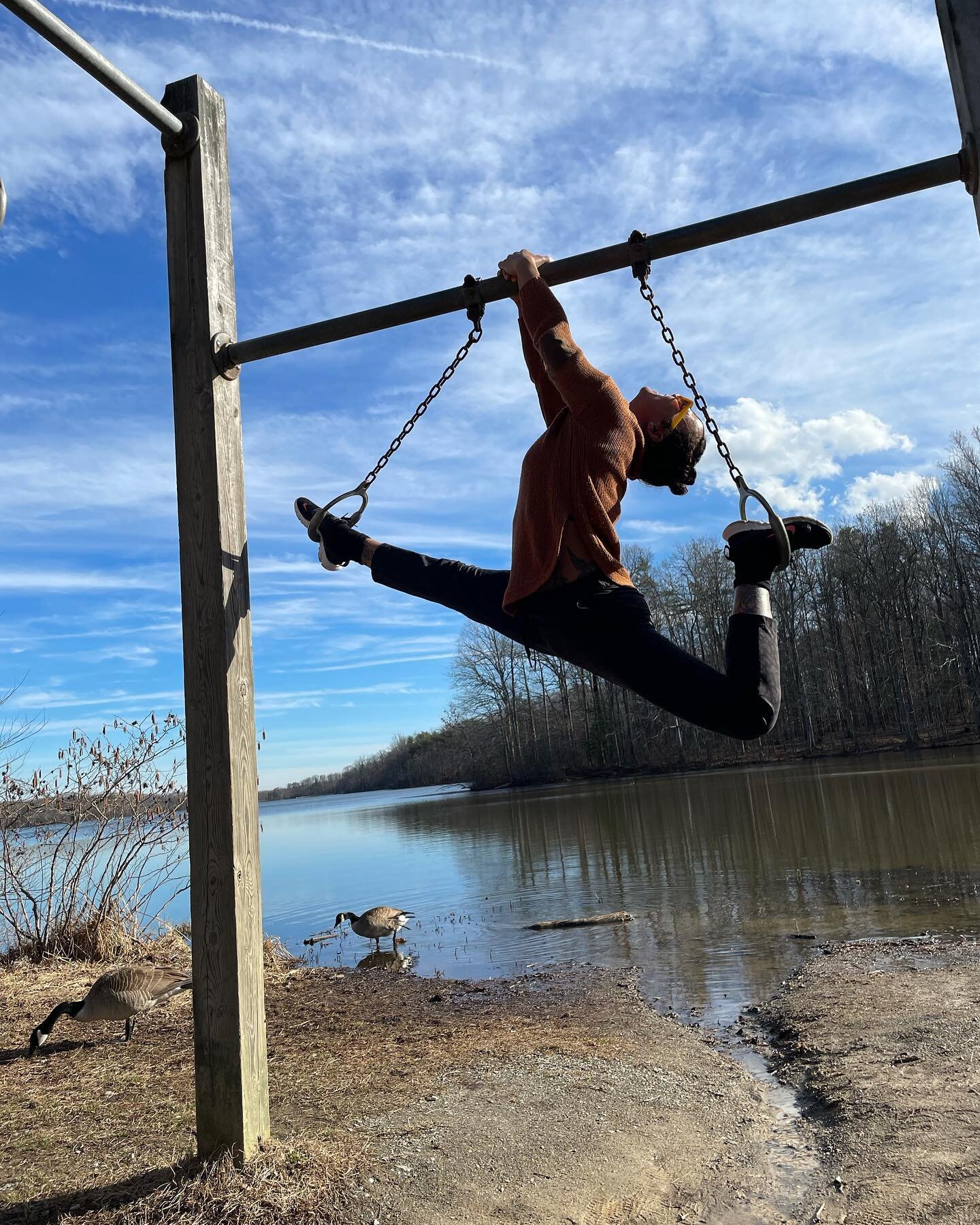 Just in the park getting weird with my favorite person @yoshi_rhythmos 
&bull;
&bull;
&bull;
&bull;
#fitness #fitnessmotivation #outdoorworkout #bestfrands #brusband #brife 
#sunnyday #acrobats #playtime #nofilter