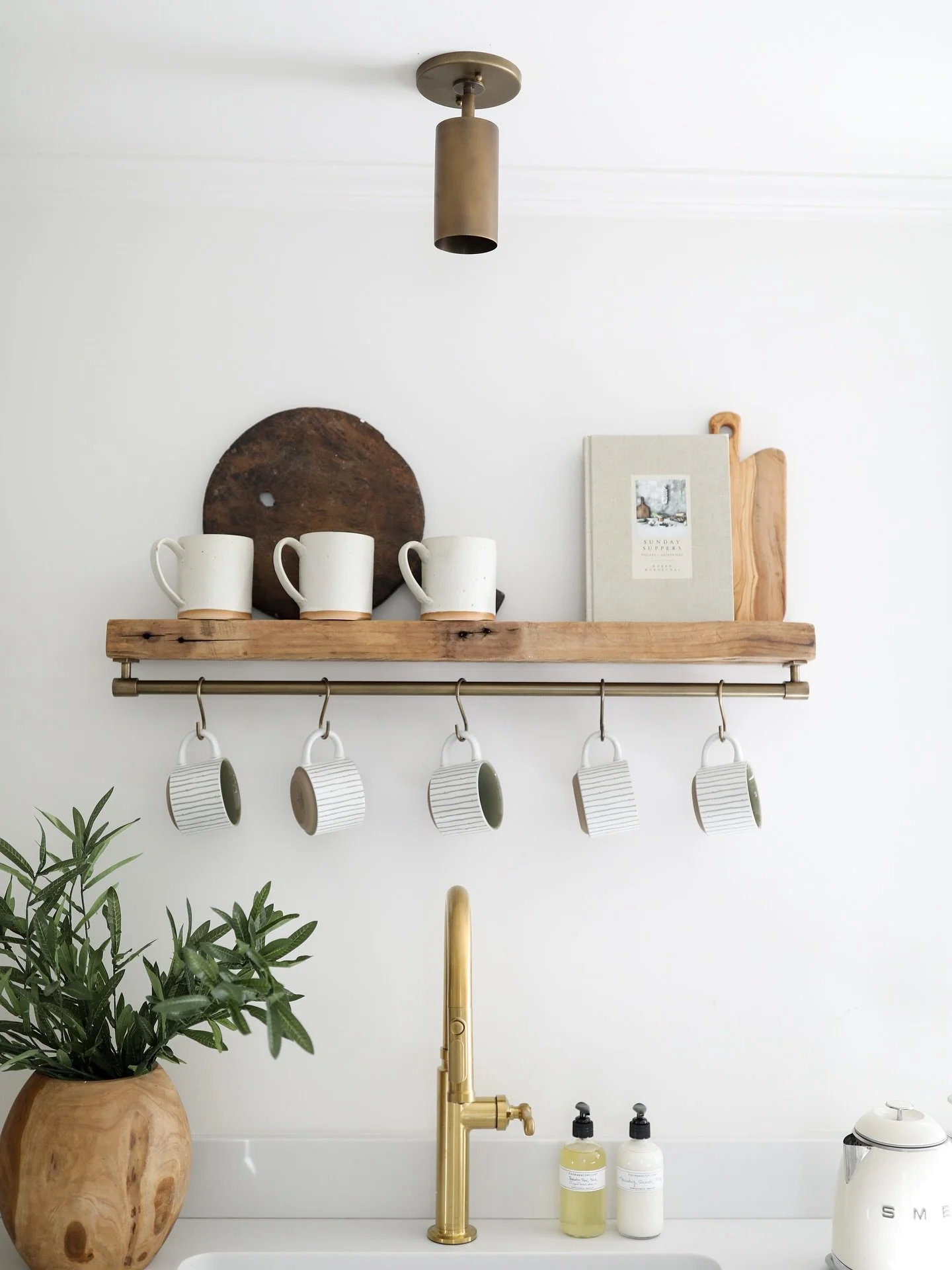 Small but mighty. ☕️✨ Shelves, mugs, brass light = all the cozy vibes. 
#interiordesign #interiorinspo #homedesign #interiordecor #interiorstyling #designinspiration #moderninteriors #contemporarydesign #smallkitchendesign #kitchendetails #kitchenet