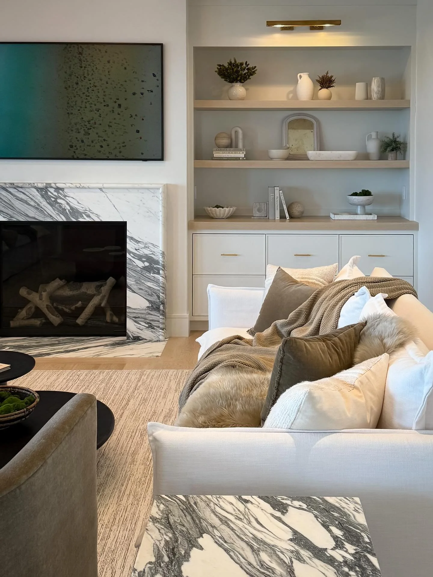 Weekend mode: unwind right here.
•
•
•
•
#weekendunwind #cozyhome #interiorinspo #homedecor #interiorstyle #interior123 #designinspiration #cozycorners #interiorlovers #homesweethome #haasdesign #iphonepic