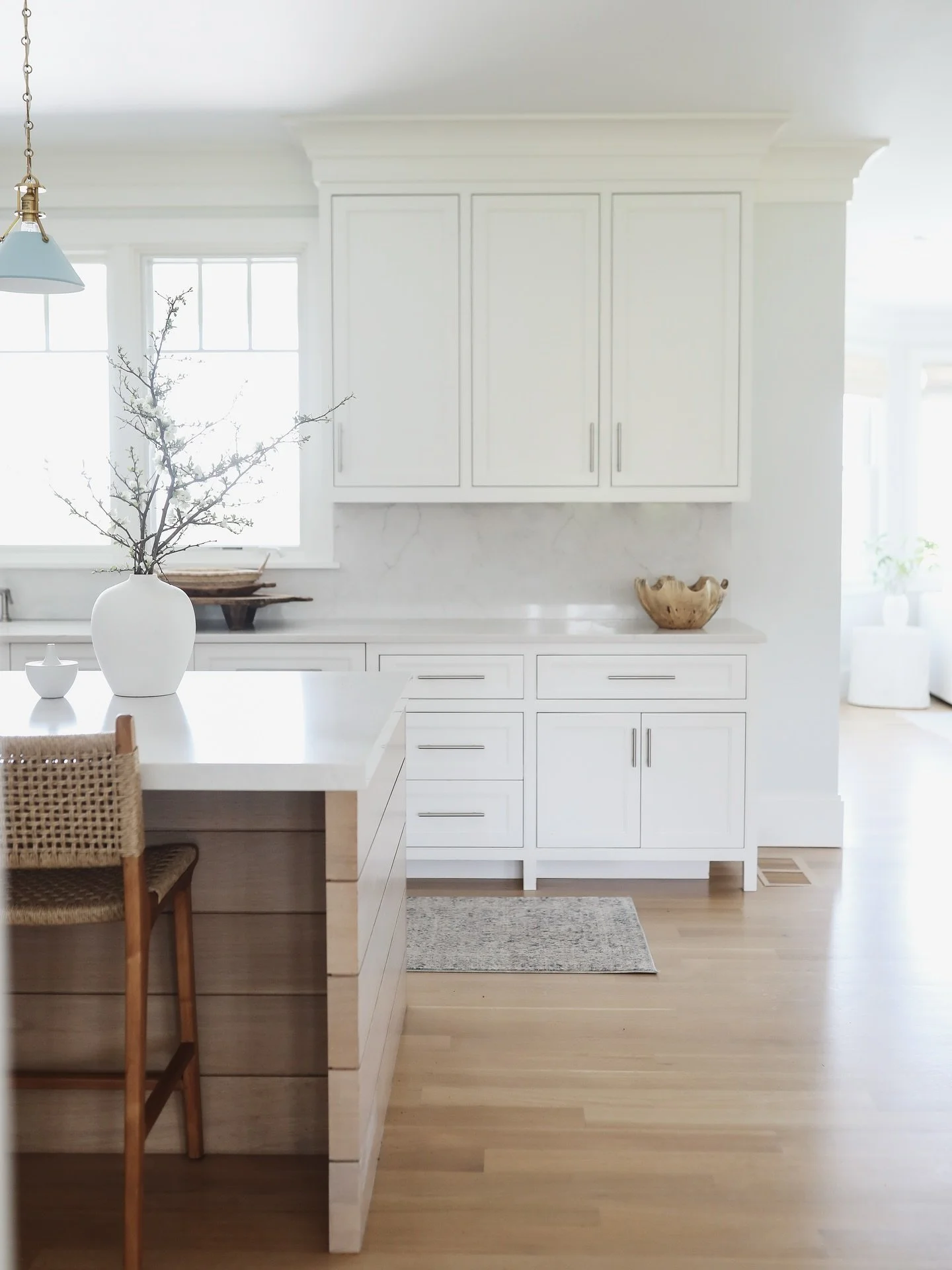 White kitchens hit different. Clean, bright, and timeless. 
Would you style this with warm woods, or keep it all crisp + fresh?
#interiordesign #homeinspo #designdetails #minimaldesign #kitcheninspo #whitekitchen #neutralinteriors #timelessdesigns