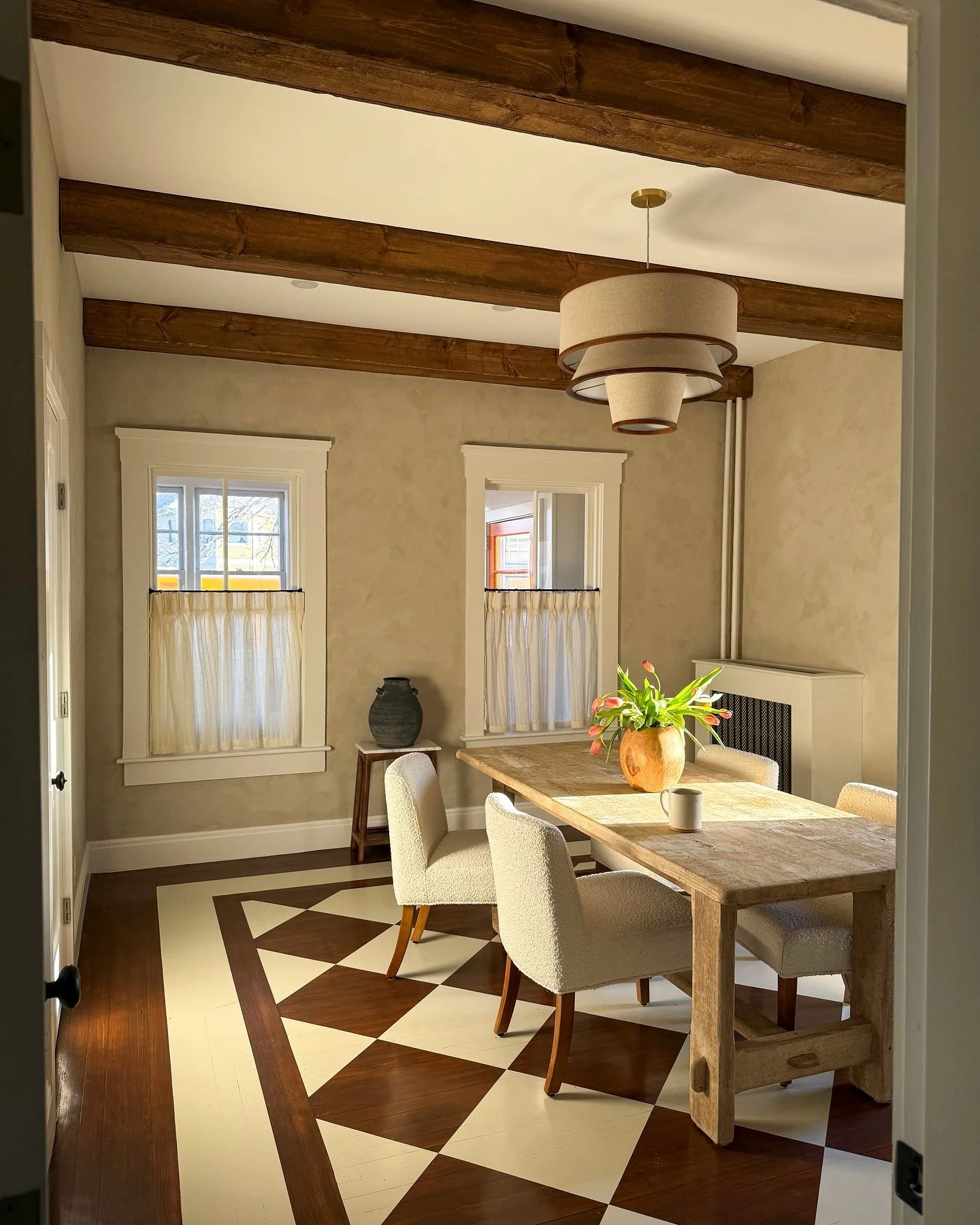 Client meetings just got a whole lot more fun! 💭✨ Inside our own Haas Design office conference room, we used rich textures, neutral palettes, and layered lighting to transform this space into a hub of creativity and focus. One of our favorite detail