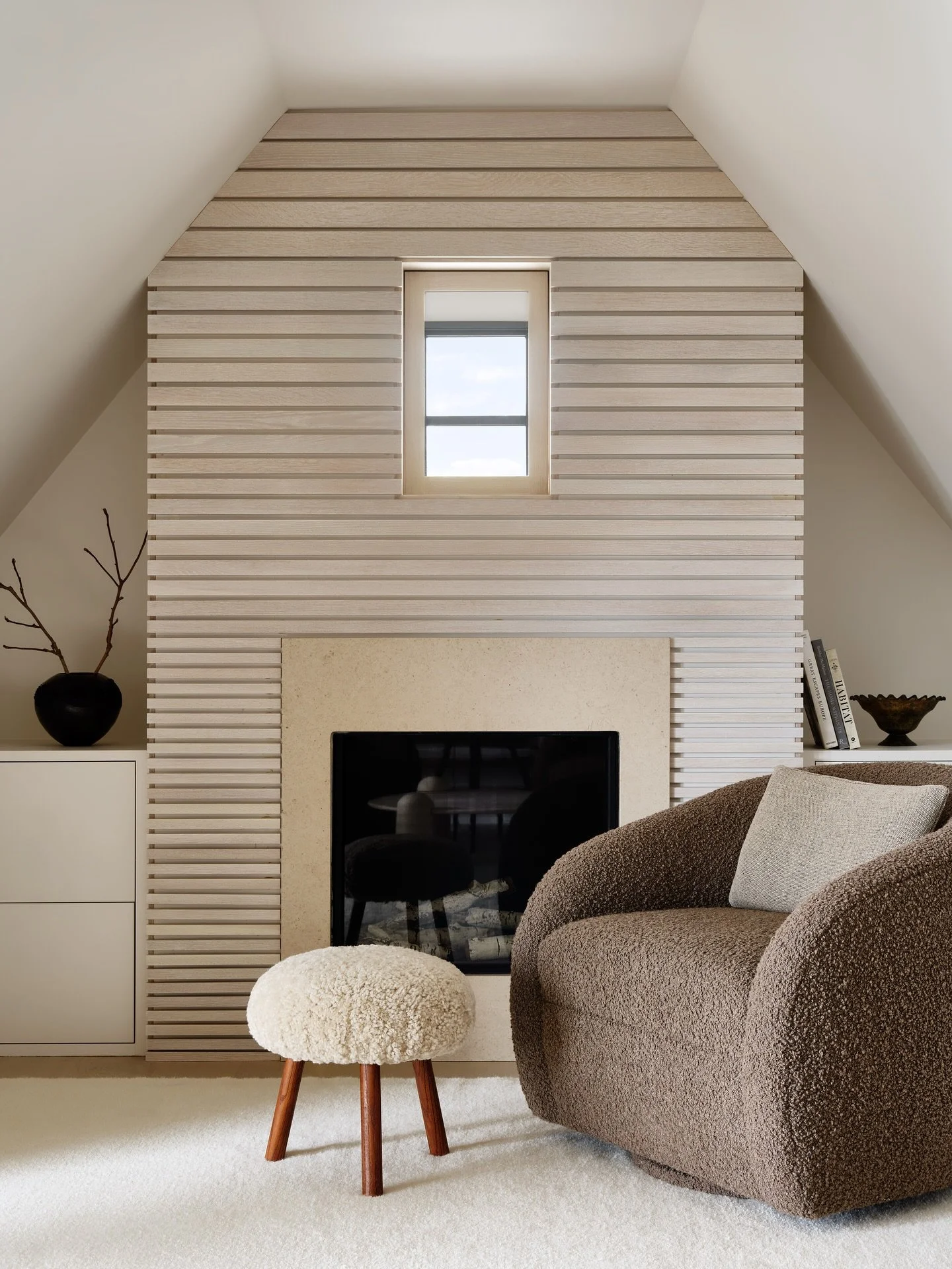 Sunlight, soft neutrals, and white oak warmth - proof that small spaces can still exhale. 
#interiordesign #interiorsofinstagram #designinspiration #homedesign #neutralinteriors #softneutrals #naturalmaterials #designdetail