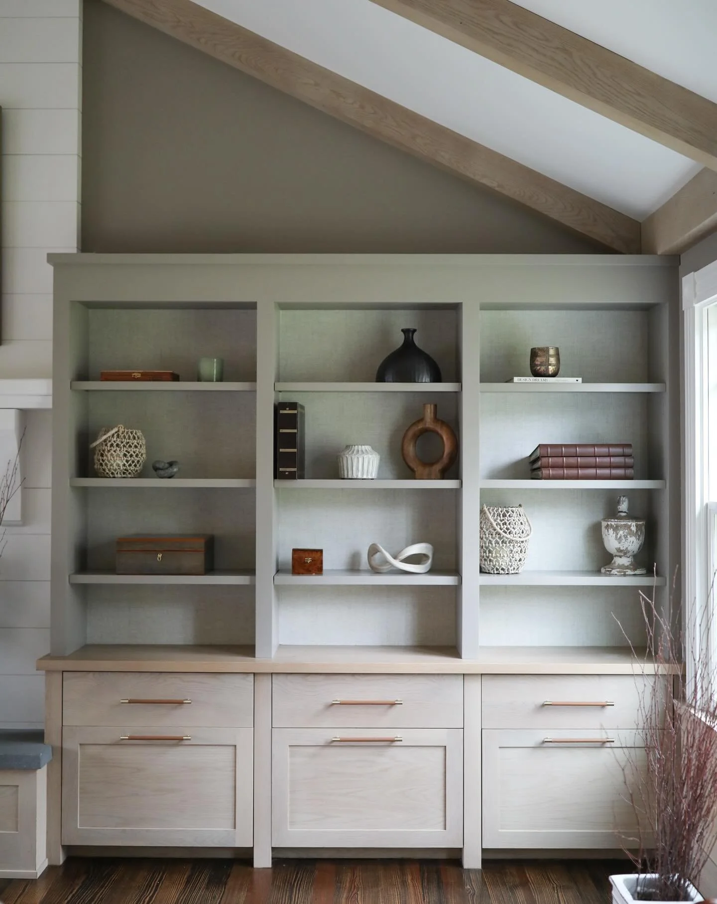 Winter styling at its softest 🤍 Subtle tones, natural textures and a curated balance that brings warmth to the season. 

#coastalinteriors #newenglandinteriors #luxuryinteriordesign #interiordetails #interiorstyling #custominteriors #homedecorinspo 