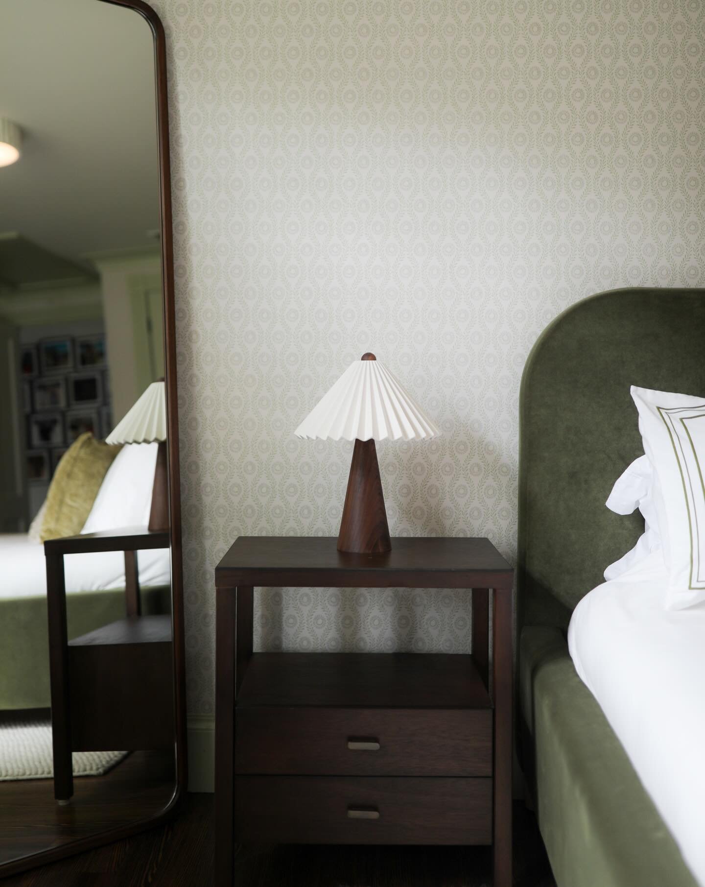 A room that feels like stepping into a winter forest. Greens, warm wood, and textures that whisper rather than shout🌲✨

#interiordesign #interiorstyling #interiordecor #interiordesigners #designinspiration #homedesign #design #cozyhome