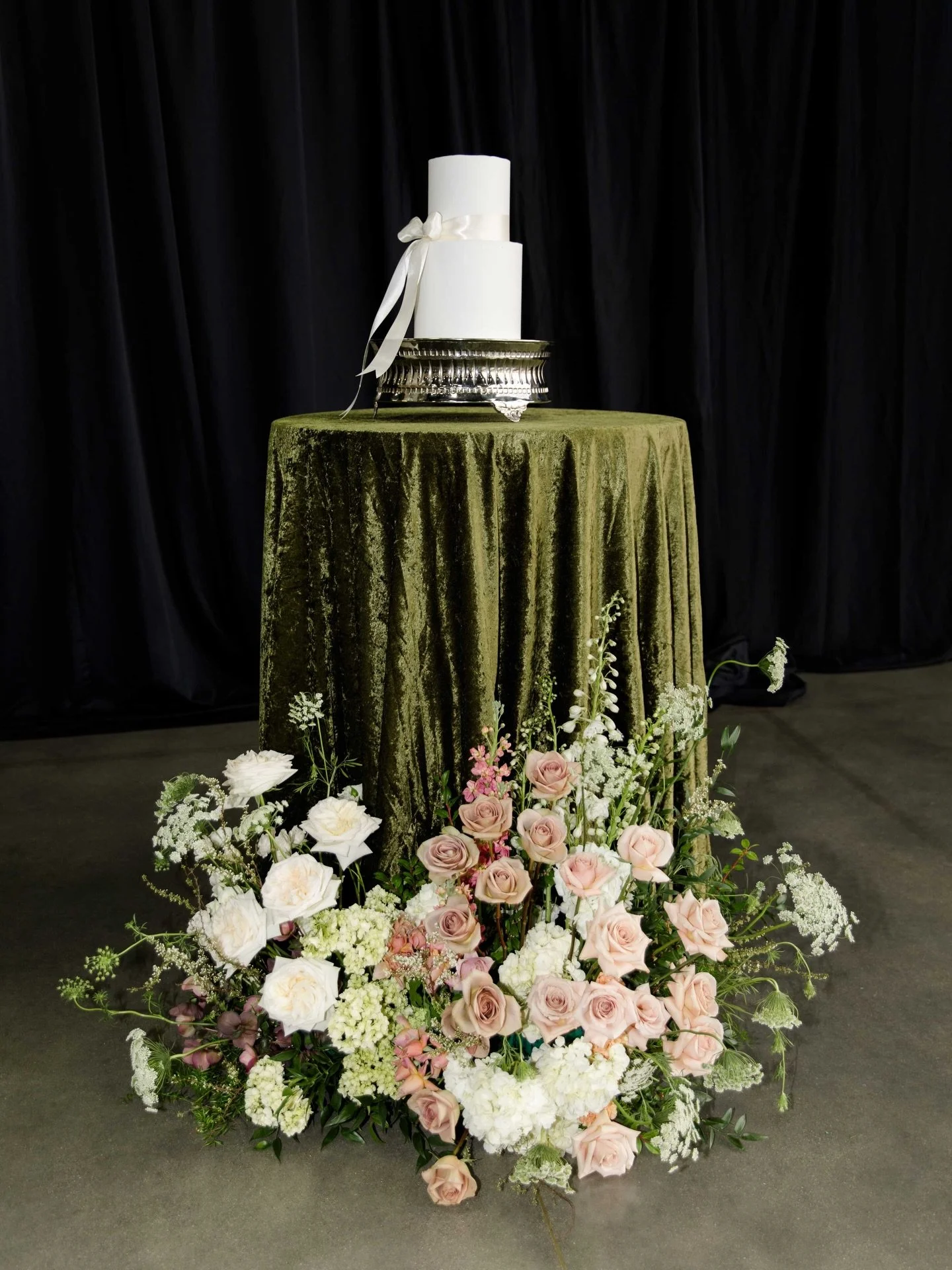 Green, moody and elegant were the perfect vibe for this April wedding last year. Really loved all the details of this stunning day with Madison &amp; Jesse. 🖤