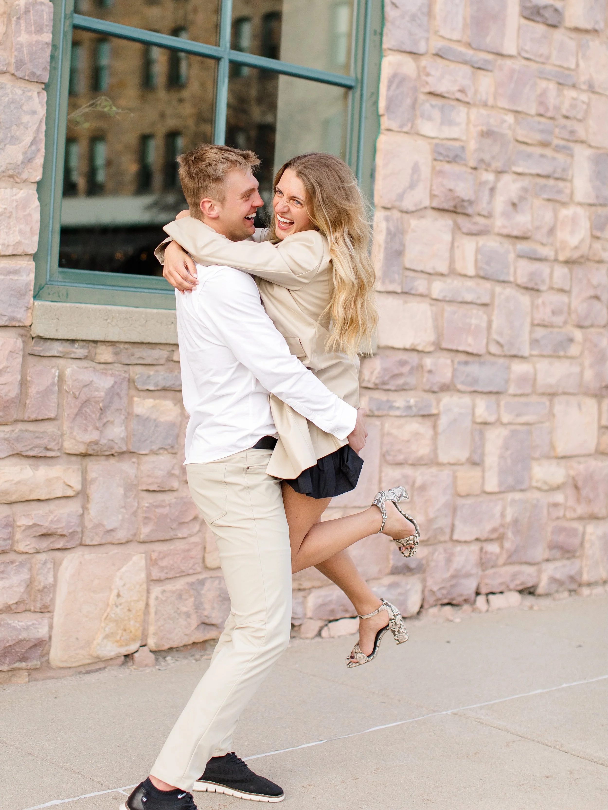 Feeling a little nervous about your engagement session? That&rsquo;s TOTALLY normal. Here&rsquo;s what you can expect. 🫶🏻

First, we&rsquo;ll spend a few minutes getting comfortable and chatting before jumping into photos.

Then I&rsquo;ll guide yo