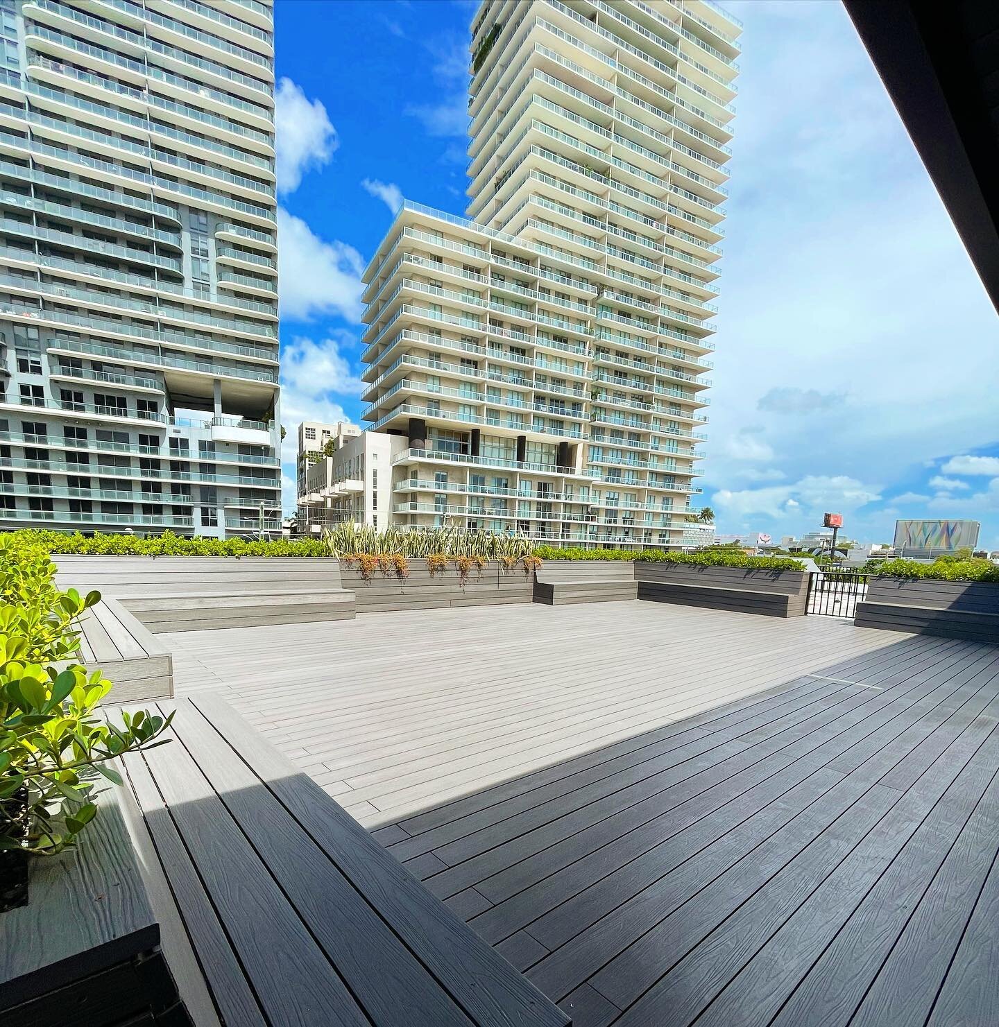 We wish every office had a rooftop terrace like this 🙃🌼 #happytuesday #integratedseating #rooftopplants