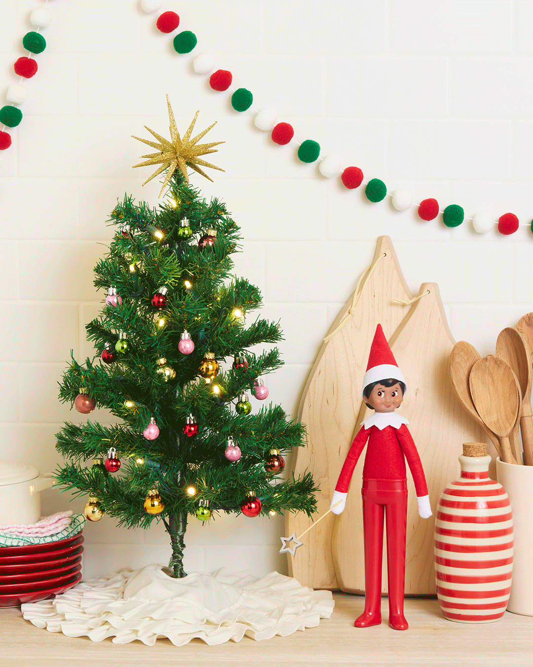 20251016_Kinder_03_ElfTreeTakeover_layeredfile_R2B_4x5.gif