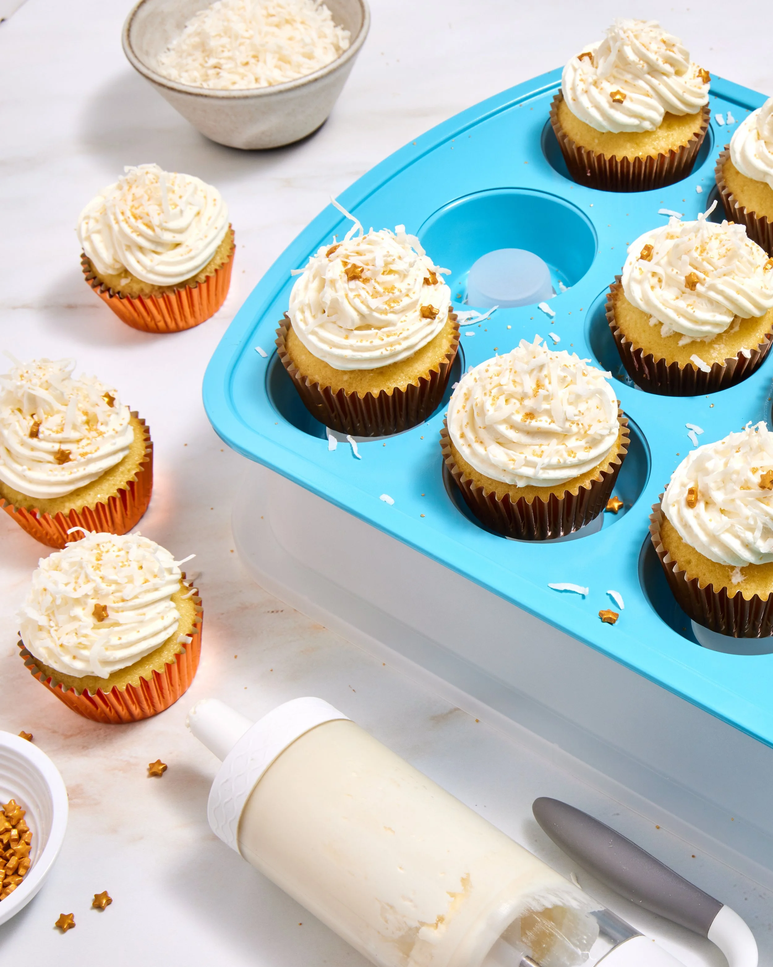 PamperedChef2024_CupcakeCarrierSet-WhiteChocolateCoconutCupcakes-Partnership_0005.jpg