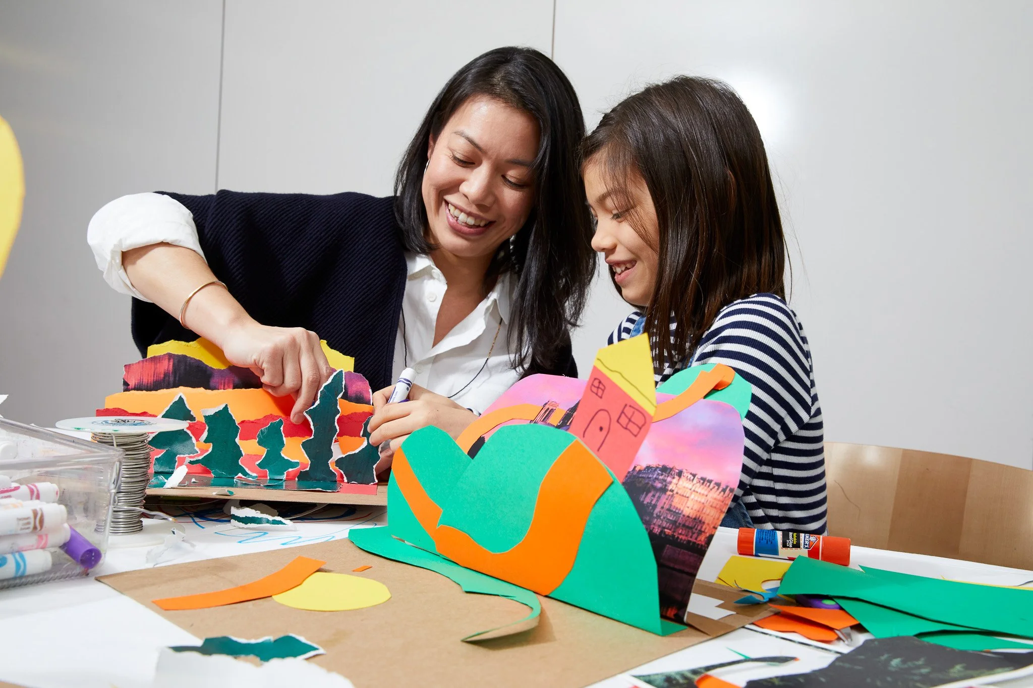 WhitneyEducation_FamiliesMakingArt_477.jpg