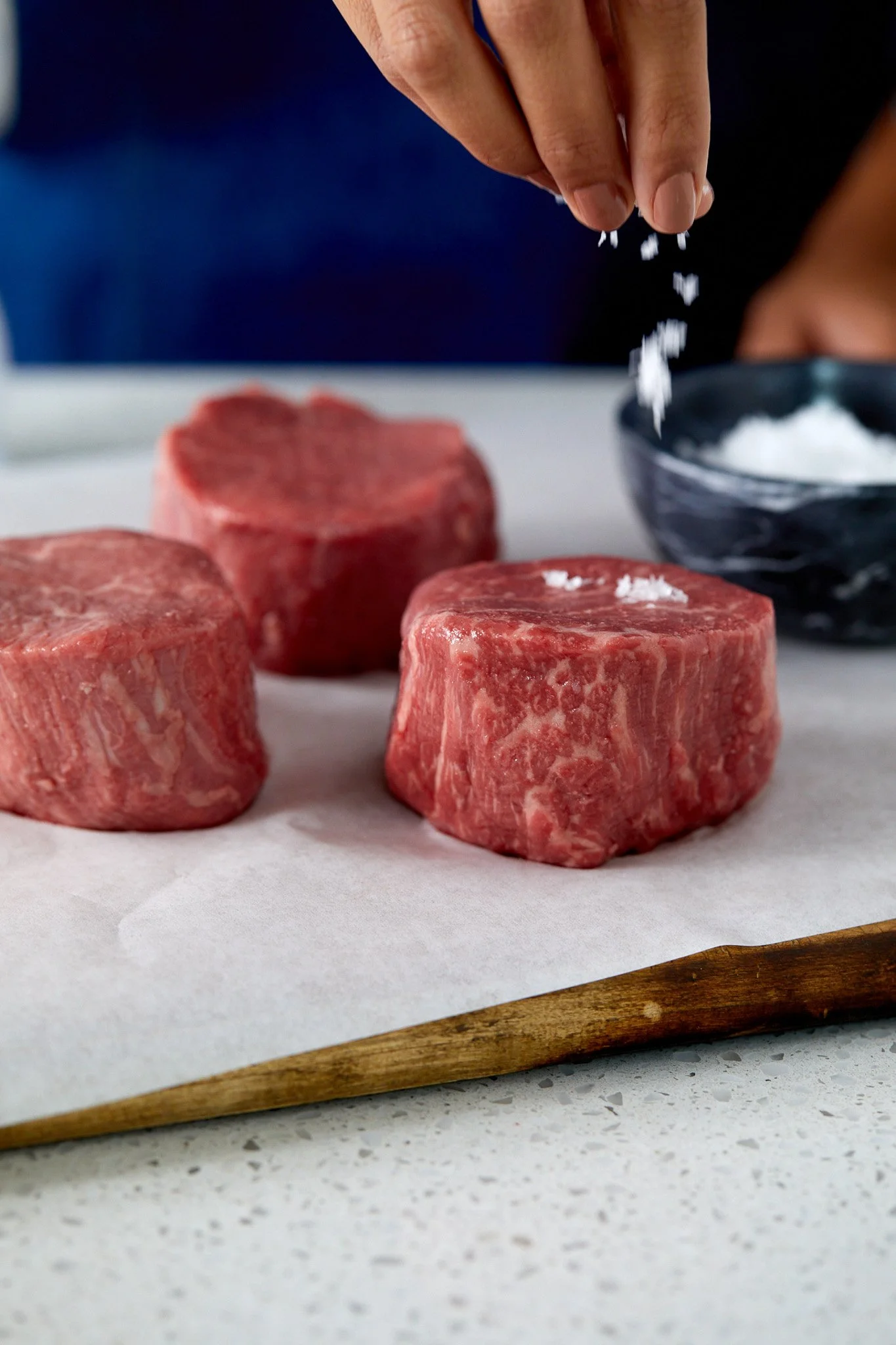 03_MODEL_IN_KITCHEN_FILLET_0035.jpg