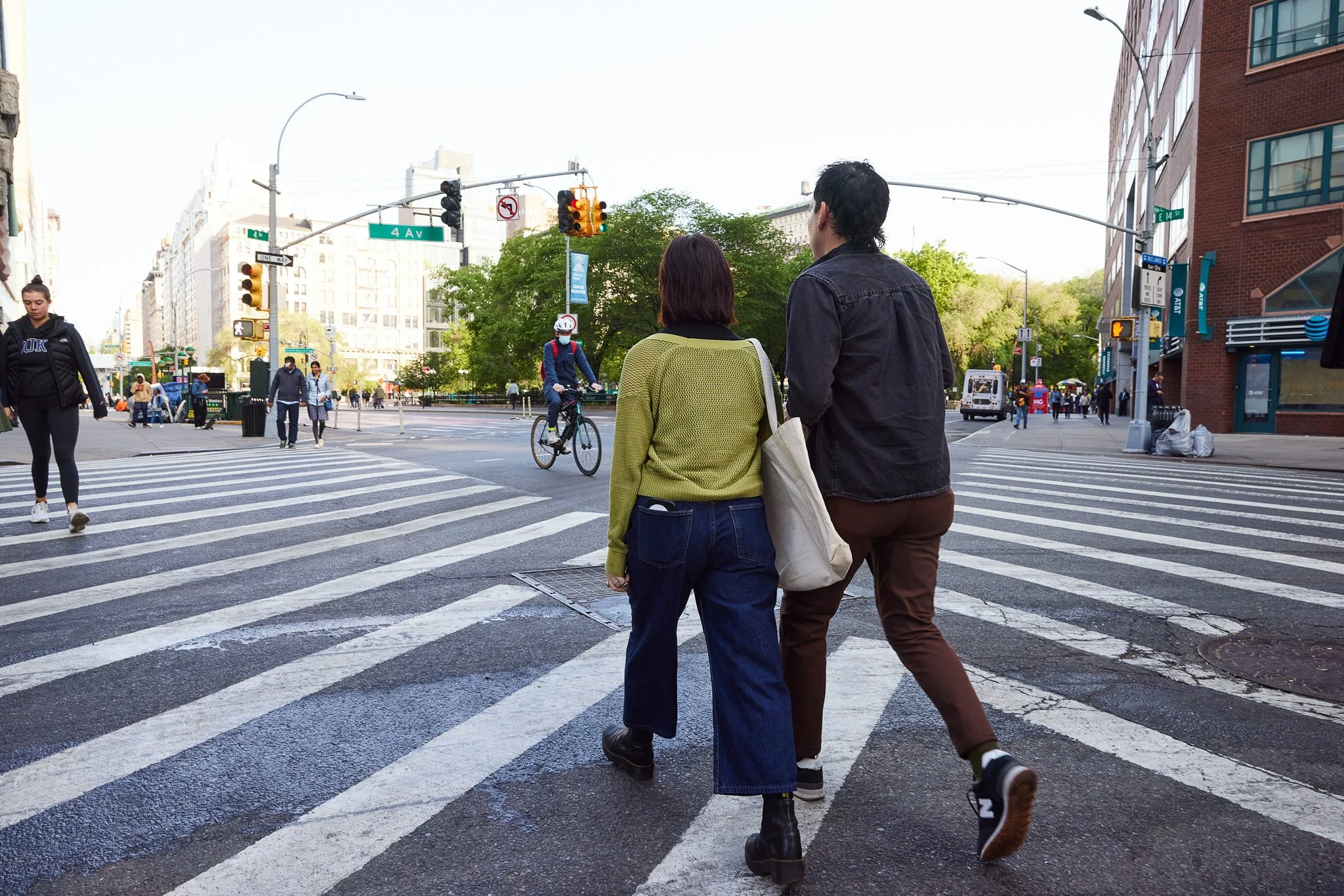 AmexFX_NYC_YellowRose_WalkingToSubway_035.jpg