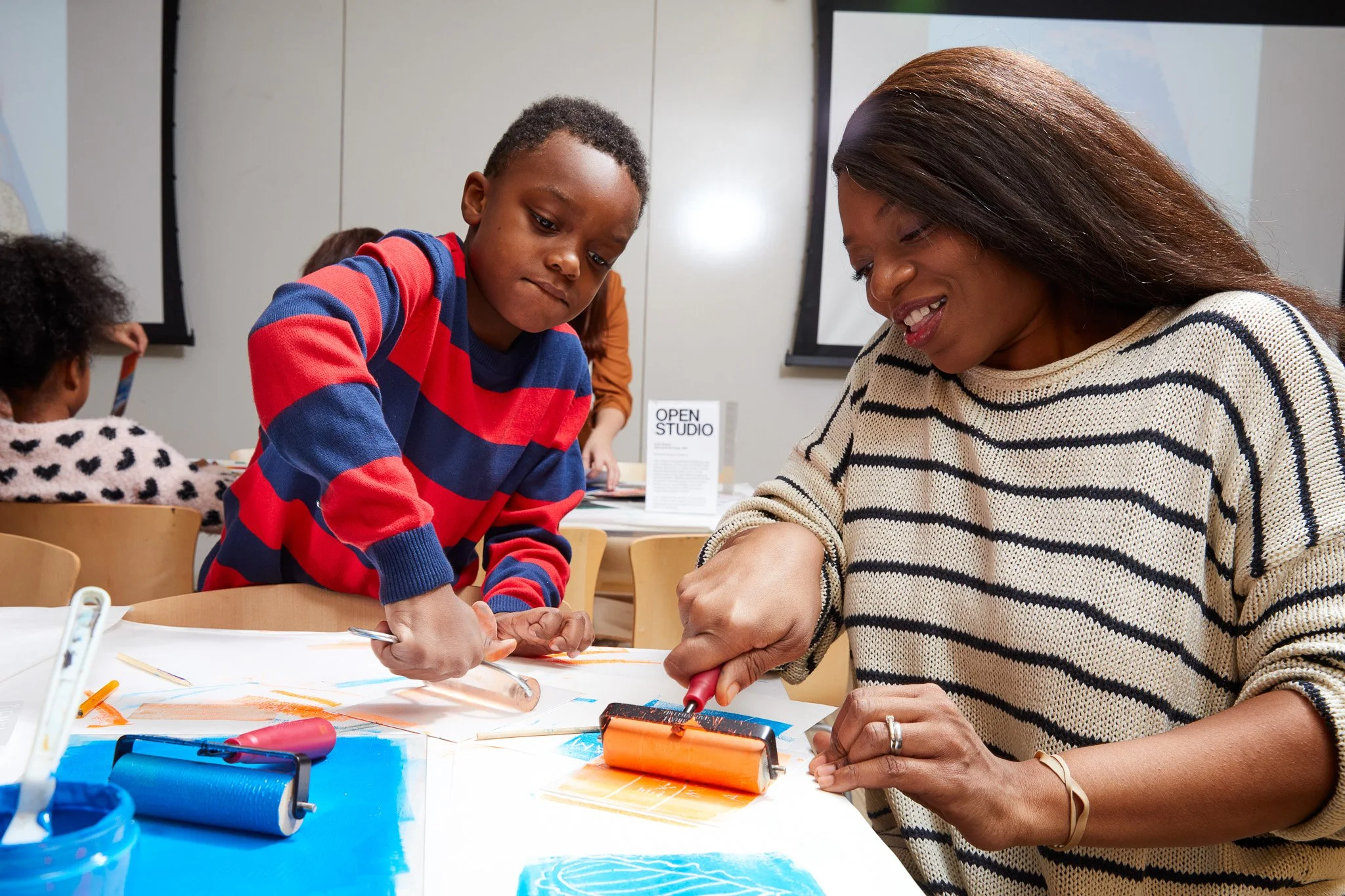 WhitneyEducation_FamiliesMakingArt_370.jpg