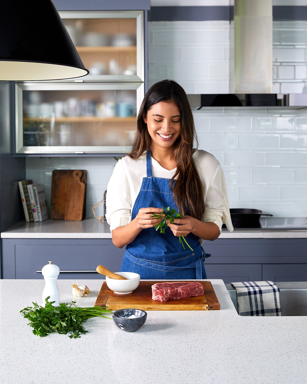 03_MODEL_IN_KITCHEN__0171.jpg