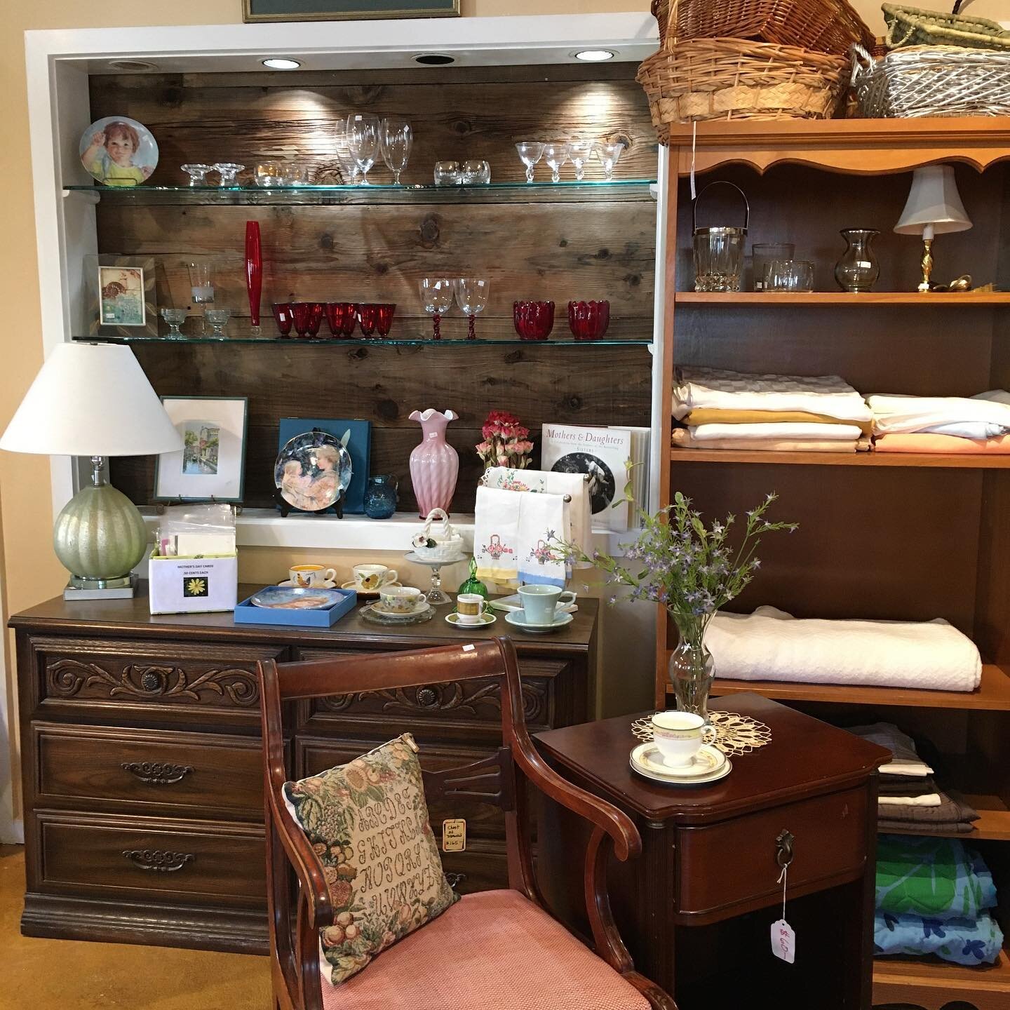 Out with the old and in with the new! We cleared a lot out this weekend to make space for lots of treasures. Come check out our new inventory, roll top desks, furniture, clothes, jewelry, lamps, and more! 

#thrifting #thriftstorefinds #thriftedfashi