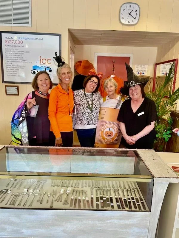 Want to make a difference this fall? Join our team of volunteers at Joining Hands Benefit Shop! From organizing seasonal displays to helping customers find treasures, every hour you give helps fund essential programs through the Interfaith Council. V